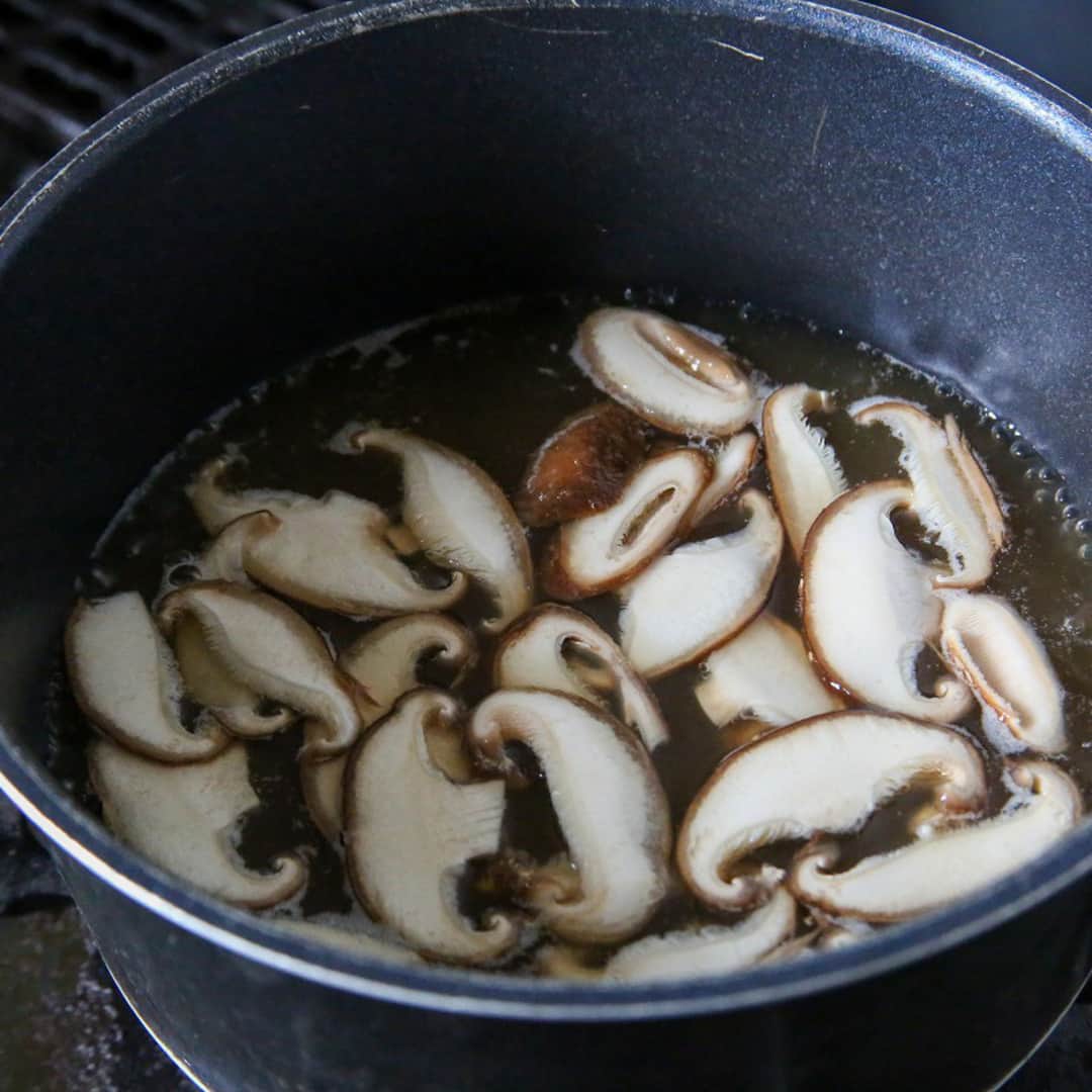 おうちごはん編集部さんのインスタグラム写真 - (おうちごはん編集部Instagram)「【ふわふわ卵とお豆腐の中華スープ】#レシピ あり▼  低カロリーで大満足のスープレシピ🥣 とろみがあるので体の芯までしっかりと温まります🤗  寒くなってくるこれからの季節にぴったりのレシピです❣  --------👇レシピ👇---------  ふわふわ卵とお豆腐の中華スープ  ▼材料（2人分）  ・水……500ml ・絹豆腐……1丁（300g） ・しいたけ……2個  【A】 ・鶏ガラスープの素……大さじ1 ・オイスターソース……小さじ2  【B】 ・卵……2個 ・水……大さじ1  ・片栗粉……小さじ2（倍量の水で溶く）  ▼作り方  1. しいたけを薄く切る。Bを合わせておく。  2. 鍋に水とAを入れて中火にかけ、ひと煮立ちしたらしいたけを入れる。  3. 1分ほど煮たら豆腐をスプーンですくって入れる。  4. 再度煮立ったらアクをとり、水溶き片栗粉を入れとろみをつける。  5. グツグツしているところに卵を加え、20秒たったら大きく混ぜて火を止める。  ☝卵には水を加えることと、グツグツとしっかり煮立っている状態のところに入れることが、ふわふわに仕上がるコツです！  photo by @a.jinja  🔽「ふわふわ卵とお豆腐の中華スープ」のレシピは、おうちごはんの記事でもご紹介しています！ https://ouchi-gohan.jp/3326/  ------------------ ◆このレシピを作ってみたいと思った方は「保存📄」を、おいしそうと思った方はぜひ「いいね♥」してね😚  ◆ #おうちごはんLover を付けて投稿するとおうちごはんの記事やこのアカウント、おうちごはん発信のトレンドリリースなどでご紹介させていただくことがございます。スタッフが毎日楽しくチェックしています♪ ------------------  #おうちごはんlover #おうちごはんラバー #ouchigohanlover #ouchigohan  #あしたのおうちごはん #おうちごはん #recipe #レシピ #soup #スープ #スープレシピ #卵 #卵スープ #中華スープ #豆腐 #ヘルシー #低カロリー #とろとろ #ふわふわ卵 #ダイエット #献立 #たんぱく質 #自炊 #手料理 #簡単レシピ」11月8日 19時00分 - ouchigohan.jp