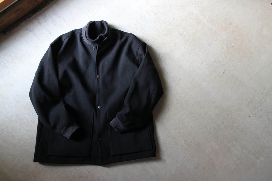 Jackmanさんのインスタグラム写真 - (JackmanInstagram)「▽ FW23 MELTON AWARD JACKET JM8380 70%WOOL 20%POLYESTER 5%NYLON 5%ACRYL Color:07Black   経糸のみを2重にした 珍しい二重織りメルトン素材を使用した アウォードジャケットです  多色織りのためシャトル織機ではなく レピア織機を使用して 奥行きのある色合いを 生地で表現しました  ウール織り生地は本来 洗いと縮絨により 独特の膨らみがある表情に仕上げますが このアウォードジャケットは 1900年代初頭の クラシカルな表情にするため 縮絨をせず柔らかみのない 油分が抜けた風合いにしました  デザインは ゆったりしたシルエットに ボリューム感のある2枚袖 衿リブはコンパクトなシングルタイプの Baseball仕様です  中綿が入っていない分 裏地には防風性の高い 高密度タフタを使用  厚手のインナーも無理なく着用できる 工夫をしました  The Award Jacket features a rare double-woven melton fabric with only the warp having two layers. For multicolor weaving, a rapier loom was used instead of a shuttle loom to express the deep colors in the fabric. While typical wool fabric is finished by washing and fulling it to provide its unique texture and fullness, we omitted the fulling so that the jacket would lack softness and be oil-free to achieve a classic look reminiscent of the early 1900s. The design features a relaxed silhouette, voluminous double sleeves, and a compact single-rib collar like they use in baseball. While there is no padding, we used high-density taffeta lining for the backing to provide wind protection. We also made accommodations to allow for the thick inner layers to be worn comfortably.」11月8日 19時00分 - jackman_official
