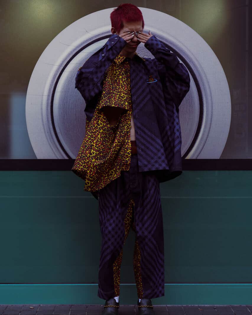 HYPEBEAST Japanさんのインスタグラム写真 - (HYPEBEAST JapanInstagram)「自由で革新的なロンドンストリートシーンを反映させたコレクションは常に斬新で、今シーズンもデニムやドレス、チェック柄、プリントTシャツなど、常識にとらわれない独創的なアイテムを数多くラインナップしている @viviennewestwoodjapan 。本稿では、そんな Vivienne Westwood の最新コレクション発売を祝うファッションビジュアルを制作。モデルには、国内外のブランドやクリエイターたちから注目される新進気鋭アーティストの @yamepi_01 を起用。ブランドが持つカルチャーやアートのバックボーンに対するリスペクトを込めて、東京とロンドンのストリートシーンのムードをクロスオーバーさせた世界観を表現する。また『Vivienne Westwood MAN 表参道店』のオープン15周年を記念した限定デザインのウェアとレザーグッズも登場。これらは11月12日（日）よりリリースされる。Photo : Ryunosuke Kanaya / Hypebeast #sponsored」11月8日 19時00分 - hypebeastjp