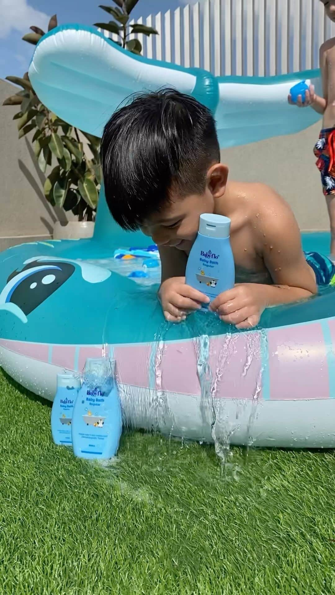 Iya Villaniaのインスタグラム：「Can you tell it’s Leon’s fave?? Especially when its time for bubble fun! Great for play and great on his skin! This mama is winning!!! 😆 #SayaNgAlagangBabyflo」