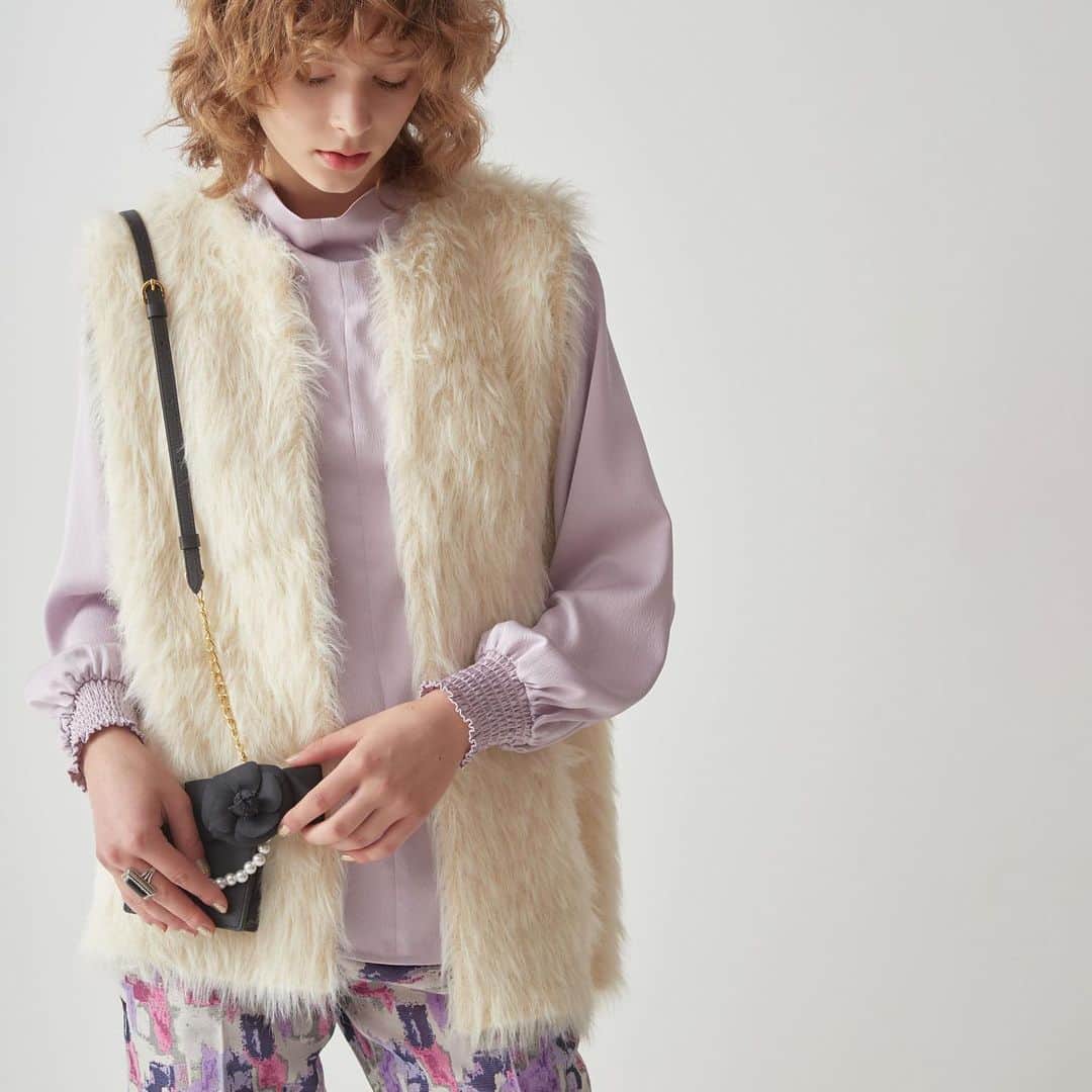 TIARAのインスタグラム：「"KNIT"  11月に入りいよいよ本格的な冬物が欲しくなる季節に❄️  今年のおすすめは"ふわふわニット" 中の合わせによって温度調節可能な羽織れるニットも豊富にご用意しております✨  TIARAこだわりのふわふわニット、 是非オンラインストア・店頭にてご覧くださいませ。  📍WPOINTFAIR開催中📍 11/2-11/13の期間中、 ポイント2倍のお得なイベントを開催中！ 先着順で素敵なノベルティもプレゼントしております✨」