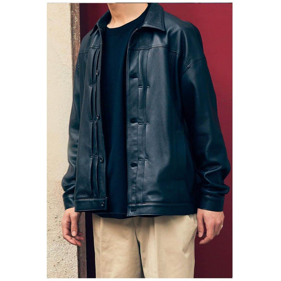 スロウのインスタグラム：「SLOW [ Regular collection]  Deer jacket Price:￥231,000(tax included) Color : BLACK(#10)  ヴィンテージデニムジャケットのスタイルを現代的に着やすく、SLOW完全オリジナルで再構築されたモデルになります。 ”レザー界のカシミヤ”とも称される鹿革はキメが細かく滑らかでもっちりとした素材が特徴的です。牛革と比べて軽やかで体に馴染みやく、使う時間と共に上品な艶が出てよりしなやかな肌触りへと昇華します。 こちらのジャケットには、永く愛用し自身でヴィンテージを育てていける様にと思いを込めて一手間掛けたデザインが特徴的です。 ヴィンテージデニムジャケットのなかで生地が1枚では足りず繋ぐために施すバックディティールを再現し、1940年代のデザインでは特徴的なウエストを調整するために考案されたクラシックな金具など、随所から見える細やかな拘りはSLOWでしか製作すことのできない唯一無二の逸品です。  #slow #leatherjacket #deerjacket」