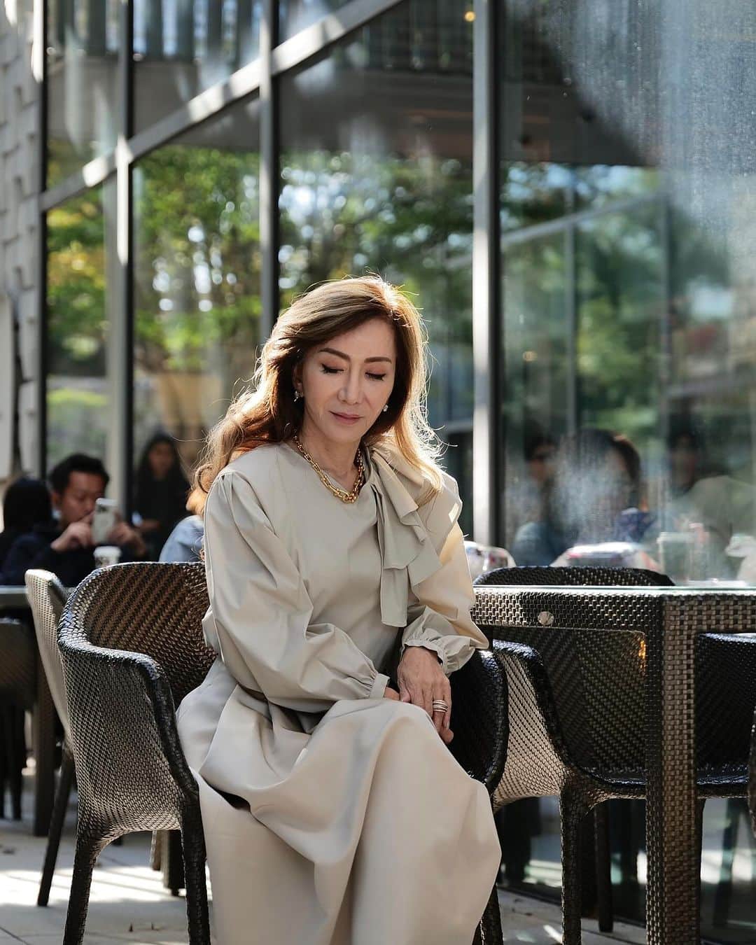 原口篤子のインスタグラム：「#ootd  コットンのこんなブラウスが気温的に丁度いい。季節が進んだら モヘアのカーディガン羽織りたいなぁ。 #ベージュがマイブーム blouse @dualview_official  skirt drawer necklace Tiffany」