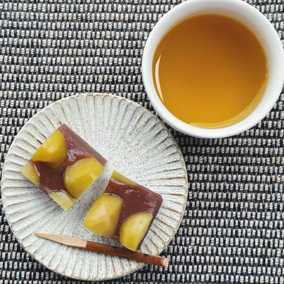 シャトレーゼ Chateraiseのインスタグラム：「秋を彩るこだわり和菓子のひとつ「栗蒸しようかん」。  あっさりとした味わいのようかんに、栗の甘露煮をたっぷりトッピングしました。  温かいお飲み物と一緒に、ほっこりやさしい時間を過ごせそうな和菓子です。  #シャトレーゼ #chateraise #和菓子 #季節限定 #栗 #栗スイーツ #栗のお菓子 #ようかん #お茶の時間 #おやつの時間 #おやつタイム #おうちおやつ #今日のおやつ」