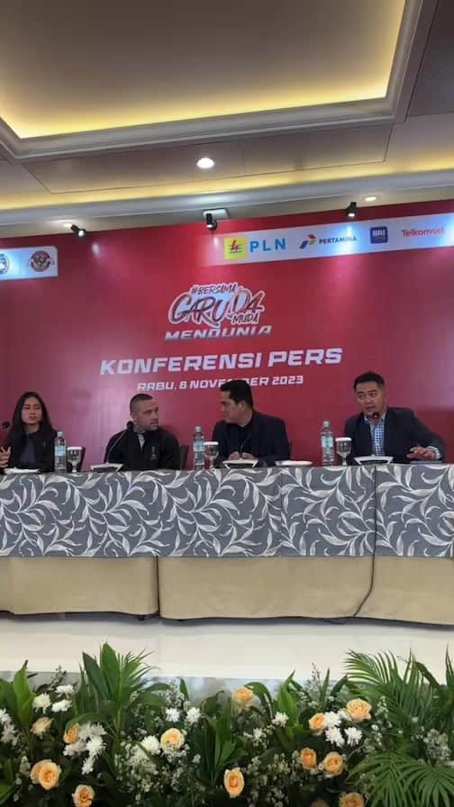 エリック・トヒルのインスタグラム：「Press Conference FIFA U-17 World Cup Indonesia 2023 Bersama Radja Nainggolan & Sabreena Dressler」