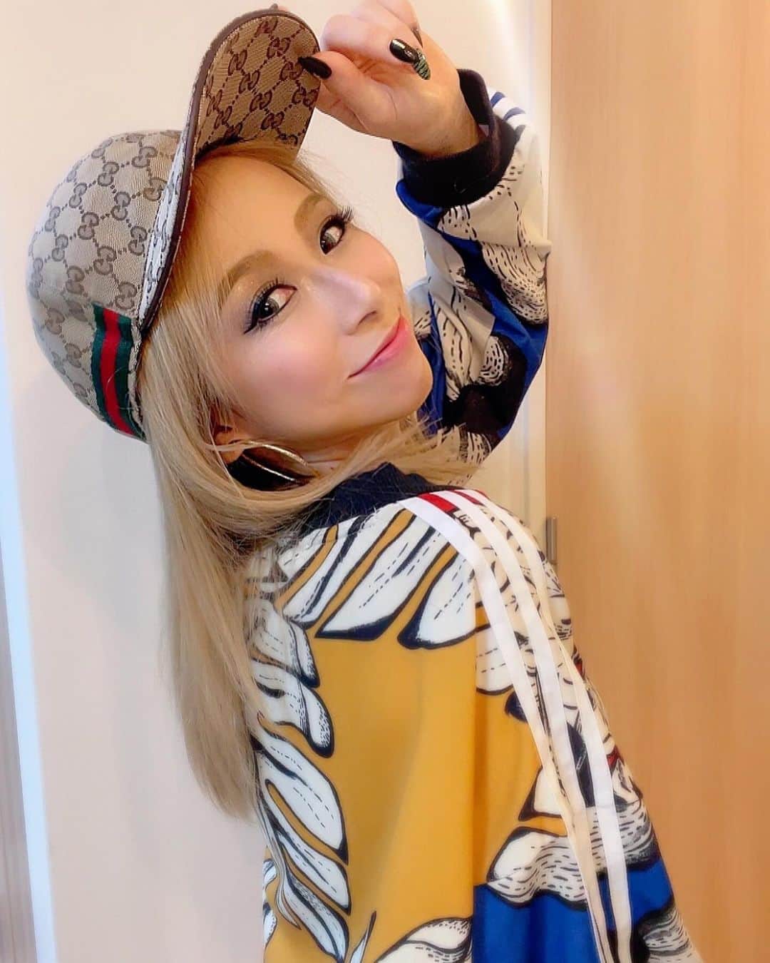 北川エリカのインスタグラム：「今日は上下adidasでGUCCIキャップ🧢でスポーティーエリカです❤️💛💙  このパンツ、ほんとスリットがすごすぎてお尻でるわw  今日も配信20時から頑張っていきまーす🔥💪✨ 毎回30曲以上歌ってるから、聞きにきてね♥️ 一緒に盛り上がって応援してくれるとうれちい💕」