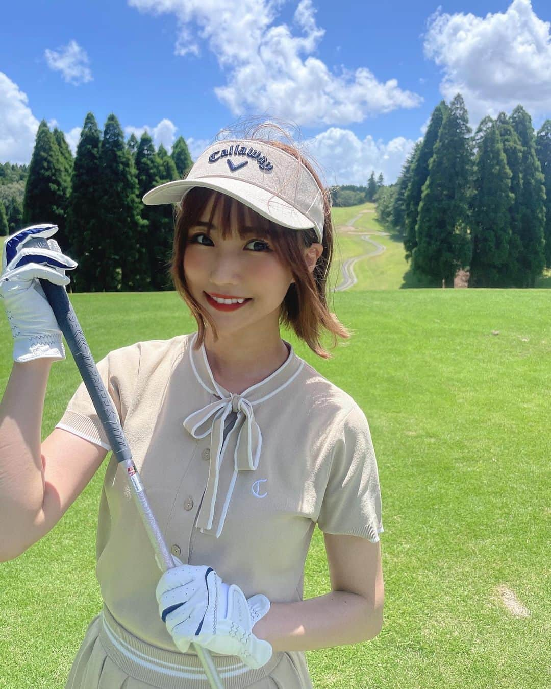 小林智絵のインスタグラム：「. . . . . . 友達とお揃いのウェア買って コース行ったのだ⛳️♡ . . callawayだいすきっ❤️ . . . 上手くなりたいなぁ🥹！！ . . . なんかいつも天気に恵まれる☀️ . 天気の子^ ^ . . . . . #callaway #キャロウェイ #キャロウェイアパレル #キャロウェイゴルフ #ゴルフ #ゴルフ女子 #ゴルフウェア #ゴルフ場 #golf #ボブ #ボブアレンジ #ボブヘアアレンジ #イエベ秋 #イエベ秋メイク #イエベ #イエベメイク #サンバイザー #年齢逆行アイドル」