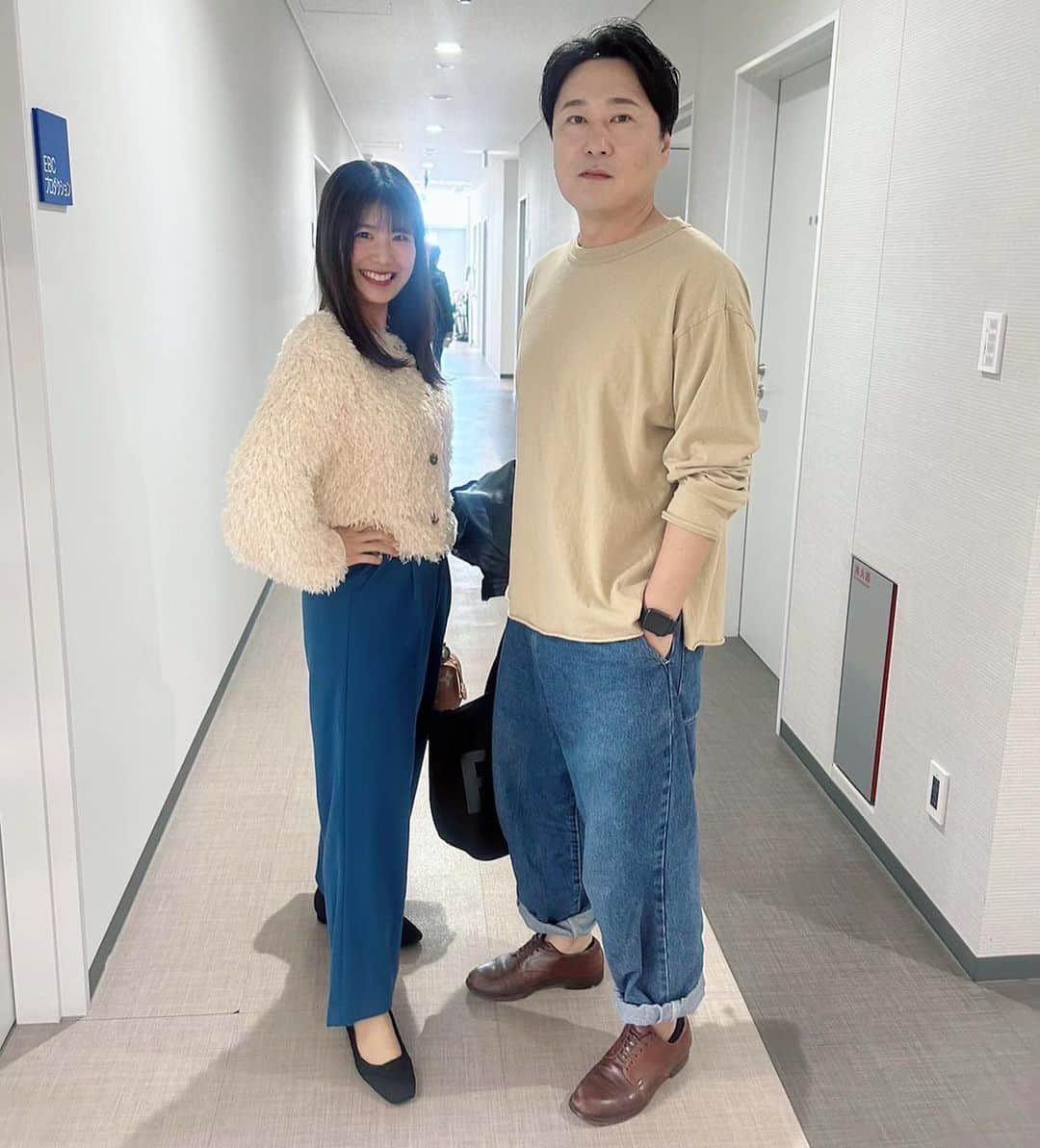 山﨑真依のインスタグラム：「❄️❄️❄️  今日は立冬❄️  特に朝晩、冷えてきてますね❄️  衣装ももっこもこで冬を意識しました😊🙌  上下の色合いが似ていた２人と、 スローモーションの試し撮りに付き合ってくれた２人です笑  #愛媛 #アナウンサー #冬 #立冬  #衣装 #冬コーデ #もこもこ」