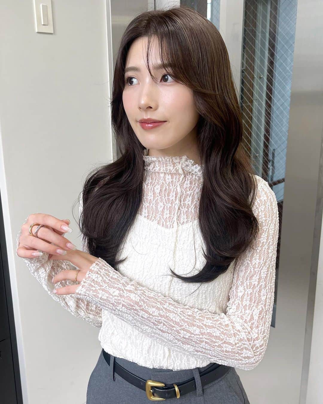 濱田あおいのインスタグラム：「. . 結婚式前〜今の髪色💇🏻‍♀️💖 あっという間に結婚式からもうすぐ 1ヶ月経ちそう！びっくり！  結婚式に向けてカラーでできる限界の 透明感カラーを繰り返してもらって✨  ▼5.6枚目/結婚式の2週間前 さらに透明感とアレンジしたときに 立体感が出るようにこまかーく ハイライトを入れてもらいました🤍  ▼4枚目/結婚式2日前に 最終のカラーをしてもらって！  ▼3枚目/当日の自然光の動画がこんな感じ🦢✨ シニヨンにしてもなんとなーくハイライトが 透けて見えて、のぺっとしてないの分かるかな？💞  ▼1.2枚目/結婚式3週間後の今の髪色 ハワイで色抜けて、仕事の都合もあり ちょっと暗めに落ち着かせております🍃 2枚目はさえが新しく買ったカメラで 撮ってもらったエモ写真📷✨  基本的にずーっと、赤みなしの くすみベージュ系を継続🪽 黄みが苦手なのでそれもさえに伝えて 工夫してもらってます🤍  結婚式に向けて色々提案してくれた @sae__ishihara ほんとにありがとう❣️ 最高のカラーで当日迎えられました◎ （結婚式の日、さえにサプライズして それも大成功してよかった❤️‍🔥笑）  #ヘアカラー#透明感カラー#美容室#花嫁美容#結婚式準備レポ#結婚式#結婚式ヘア#結婚式ヘアアレンジ#パレス花嫁」