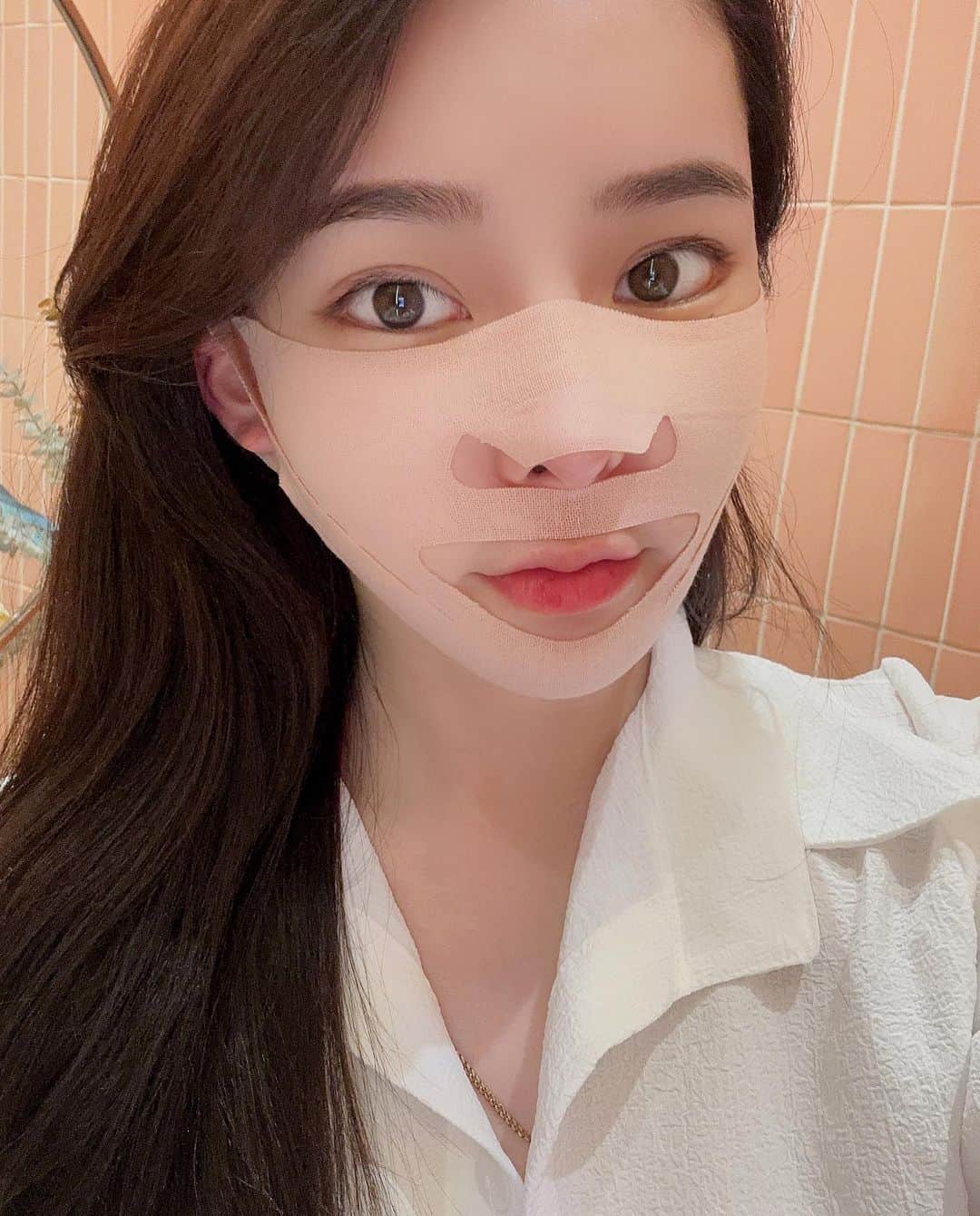 ダユンさんのインスタグラム写真 - (ダユンInstagram)「이제는 효과, 재구매율 등 말해뭐해 입 아픈 수준 여러분들의 효과 인증샷이 저의 3년 전 엔드라이브부터 지금 폰 앨범까지 한 2만 장은 족히 넘는 것 같아요 🫣  = 지금은 여러분들이 보내주신 효과 쩌는 전후 사진들 저장 할 공간조차 부족하다는 사실 (제가 3년 동안 쓴 아이폰 용량들 다 256GB인데… ‼️)  정말 많은 분들이 리프팅 패치 떨어졌다고 ⠀ 발 동동 구르고 계신다고 폭풍 DM받아서⠀  📅 31차 공구 open 했습니다  ⠀ = 구매 방법은 프로필 링크 들어가서 구매 가능합니당   혹시 리프팅 패치 전 후⠀ 저보다 더 심각하게 차이나는 분들 계시나요? 🌝⠀ ⠀⠀ 저는 거의 3년이 넘도록 리프팅 패치 쓰고 있는데⠀ 항상 효과가 이렇게 놀랍도록 좋다는게 정말 놀랄 노자  그래서⠀ 기존 구매자 분들의 재구매율이 항상 솟구치나봐요 🔥⠀ ⠀ 첫 공구 때 구매자 분들이⠀ 3년이 지난 지금도 꾸준히 구매해 주신답니당 ⠀ 늘 감사해요 🙏🏻❤️⠀ 3년 간 꾸준하게 냉장고를 한 칸을 지키고 있지요   + 리프팅 밴드 정보 ⠀ 더블텐션 - 얼굴 전체와 이중턱 안쪽까지 깊게 리프팅 핑크 - 펩타이드 성분이 들어가서 탄력에 효과 연두 - 시카 성분이 들어가서 재생 진정 효과 흰색 - 히알루론 성분이 들어가서 수분 공급 효과  + 리프팅 효과 ⠀ 더블텐션>핑크=연두> 흰색  ❤️더블 텐션은 기존 리프팅 밴드보다 압박감이 강해서  귀빠짐이 있을 수 있습니다  사용 전 밴드 내 사용 방법을 참고 부탁드립니다 🙏🏻  중요한 외출 전 날 자기 전에 1시간 착용해 주기 다음 날 예뻐야 하는 날이 있으면 1번 방법하고 같이 써주면 완벽 그 자체 ⠀ 시봉 크림 바르고 리프팅 밴드 착용하고 그 위에 시봉으로 5-10분 마사지해주면 다음 날 무적 완벽 그 자체 ...... ⠀ + 우리가 평소에 똑같이 쓰는 기초 제품들도 시봉으로 발라주면 효과가 완전 다르다는 사실 ❗️ ⠀ + 지긋지긋한 속건조도 잡아주고 물광까지 덤으로 효과를 볼 수 있어요  📅 11월 10일 31차 마켓 마감입니닷!  ⠀ #스케덤 #리프팅패치 #시봉 #갈바닉 #리프팅밴드」11月8日 19時08分 - 2__yun__2