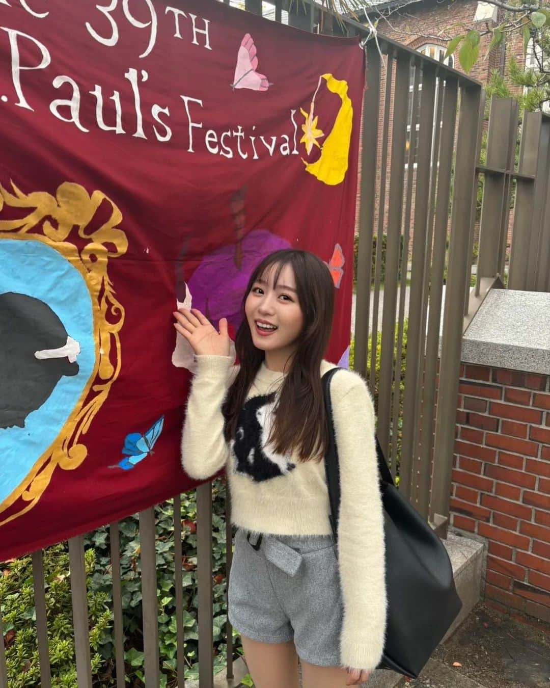 沖玲萌さんのインスタグラム写真 - (沖玲萌Instagram)「立教の文化祭行ってきた⚜️  #ootd #smile #japanesegirl #japan #photooftheday #picoftheday #vlog #instadaily #selfie #style #fashion #fashionstyle #ootd #instafood #foodporn #autumn #universitylife #rikkyo #立教 #大学生 #03 #03년생 #秋コーデ #沖玲萌 #フジコーズ #女子大生 #大学生 #ショーパン #ショートパンツ #立教」11月8日 19時09分 - remoni_oki