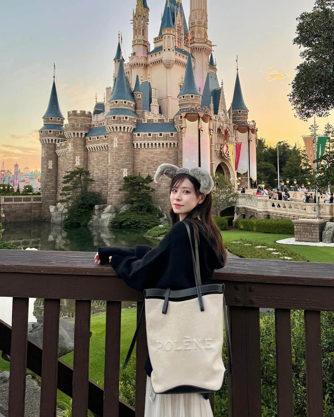 工藤はるかのインスタグラム：「夏ぶりのDisney. 🏰  付けたくて買っておいた耳やっと付けれた🐰♡  夕暮れ時のシンデレラ城がいちばんすき。✨」