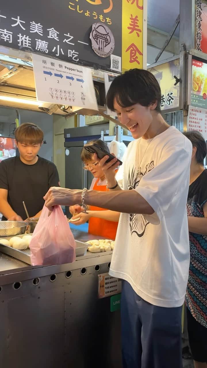 ISSEIのインスタグラム：「Enjoying Taiwan dim sum 😆🔥🥟 #issei #taiwanfood #dimsum #胡椒餅 #フージャオピン #こしょうもち」