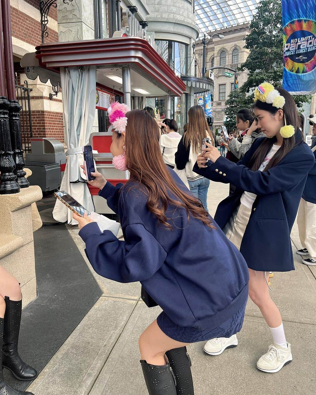 畔勝遥さんのインスタグラム写真 - (畔勝遥Instagram)「・  𝐔𝐒𝐉🌏❤️‍🔥  大好きなメゾンマーブルメンバーで👭👭💕  いっぱい食べて😋いっぱいはしゃいで🎢 しっかり映え写真撮り合って🤳✨  このミニオンマンが可愛くて美味しかった🍌 中身はカニクリーム🦀⸒⸒  👕 @shein_japan  👗 @lilirena_  👢 @maison.marble  👜 @shein_japan   #ユニバーサル #ユニバ #usj #ユニバフード #ミニオンマン #ミニオンまん #ミニオン #SHEIN #lilirena #maisonmarble」11月8日 19時13分 - haruka_azekatsu