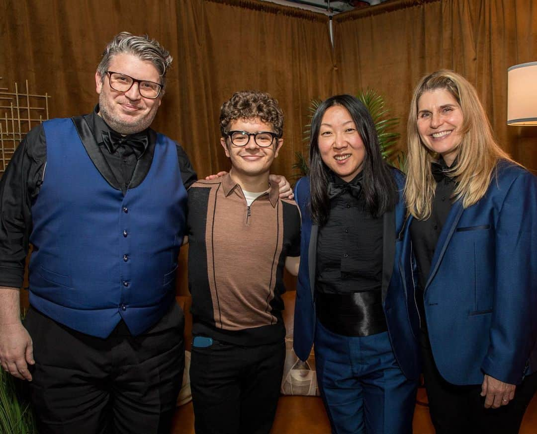 アンドリュー・ラネルズさんのインスタグラム写真 - (アンドリュー・ラネルズInstagram)「Gaten Matarazzo is a cut above the rest! Thanks for eating dreams with us 🍽️✨ #GutenbergBway   📸: @triciambaron」11月9日 0時46分 - andrewrannells