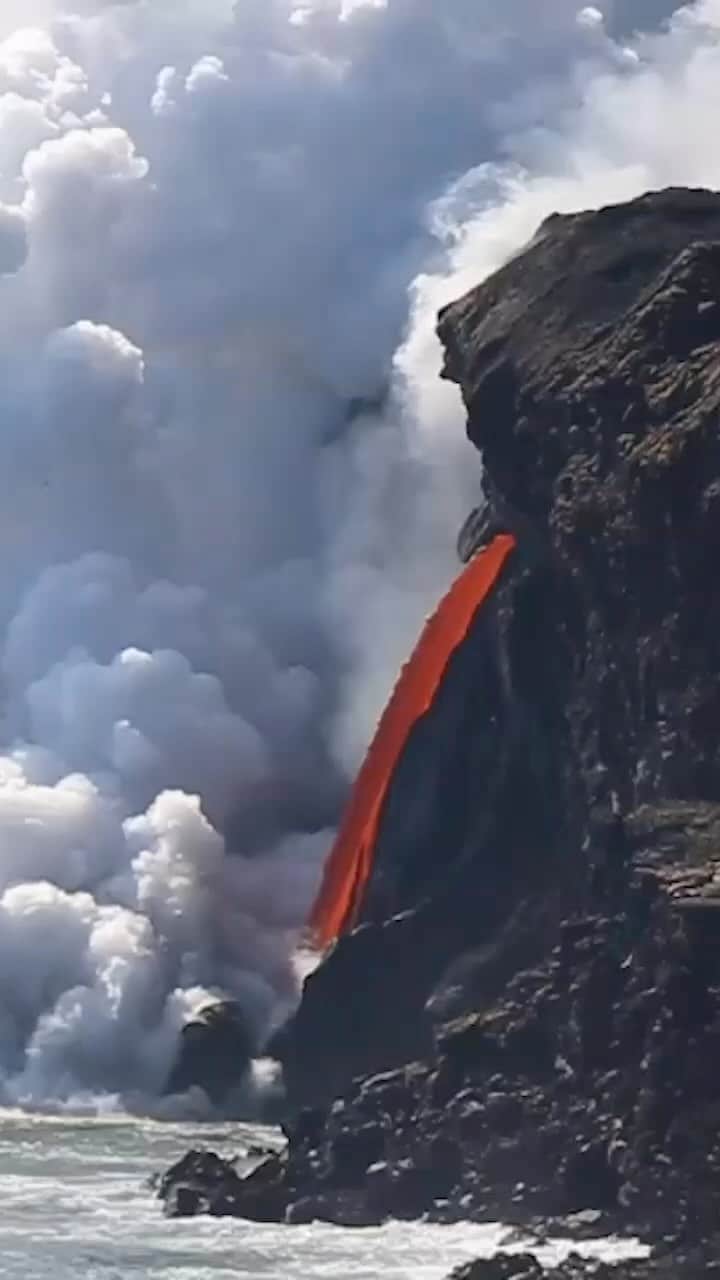 アメリカ内務省のインスタグラム：「There are 170 active or potentially active volcanoes in the United States.    @USGSvolcanoes monitors volcanic activity across the country and delivers forecasts, warnings and information about volcano hazards.    Volcanoes come in many shapes and sizes:    🌋 Tall and pointy (Composite volcano, @MountRainierNPS)   🌋 Short and round (Cinder cone, @LassenNPS)   🌋 High and wide (Shield, @hawaiivolcanoesnps)   🌋 Expansive and flat (Caldera, @YellowstoneNPS)    Have you been to any public lands that have a volcano?    Video by @hawaiivolcanoesnps    Video Description: A “fire hose” of lava streaming into the ocean on January 3, 2017.」