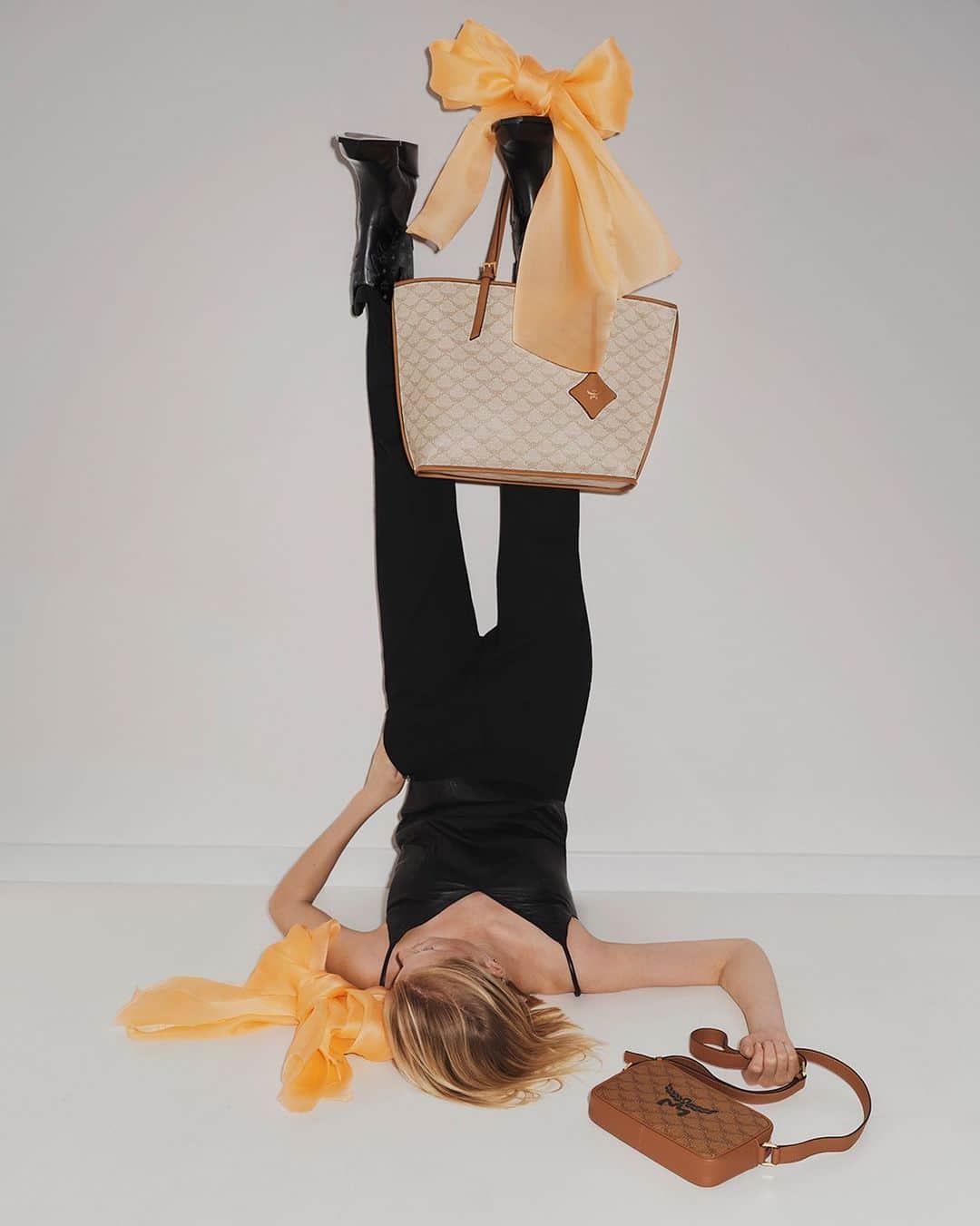 エムツェーエムのインスタグラム：「Big gifting energy.   #MCMholiday」