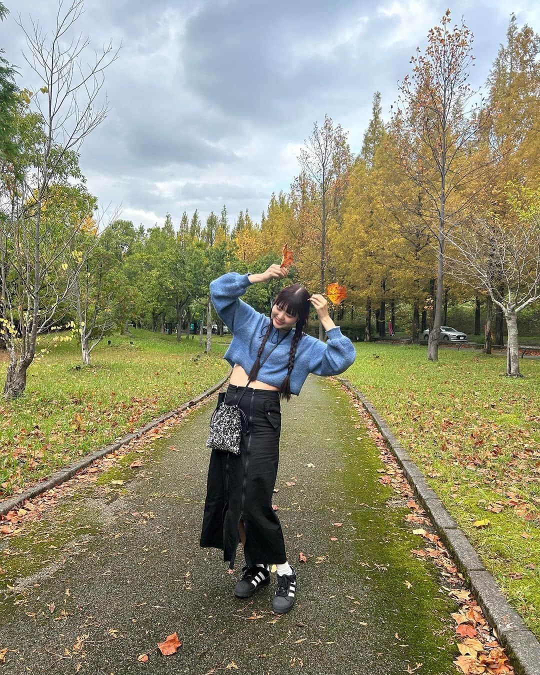 きりざきまいのインスタグラム：「秋の石川県ってまじ最高なんですよ🍂 Tops @laguagem  Skirt @uenui.official  Bag @nugu__official  Shoes @adidastokyo #マイコーデシュウ」