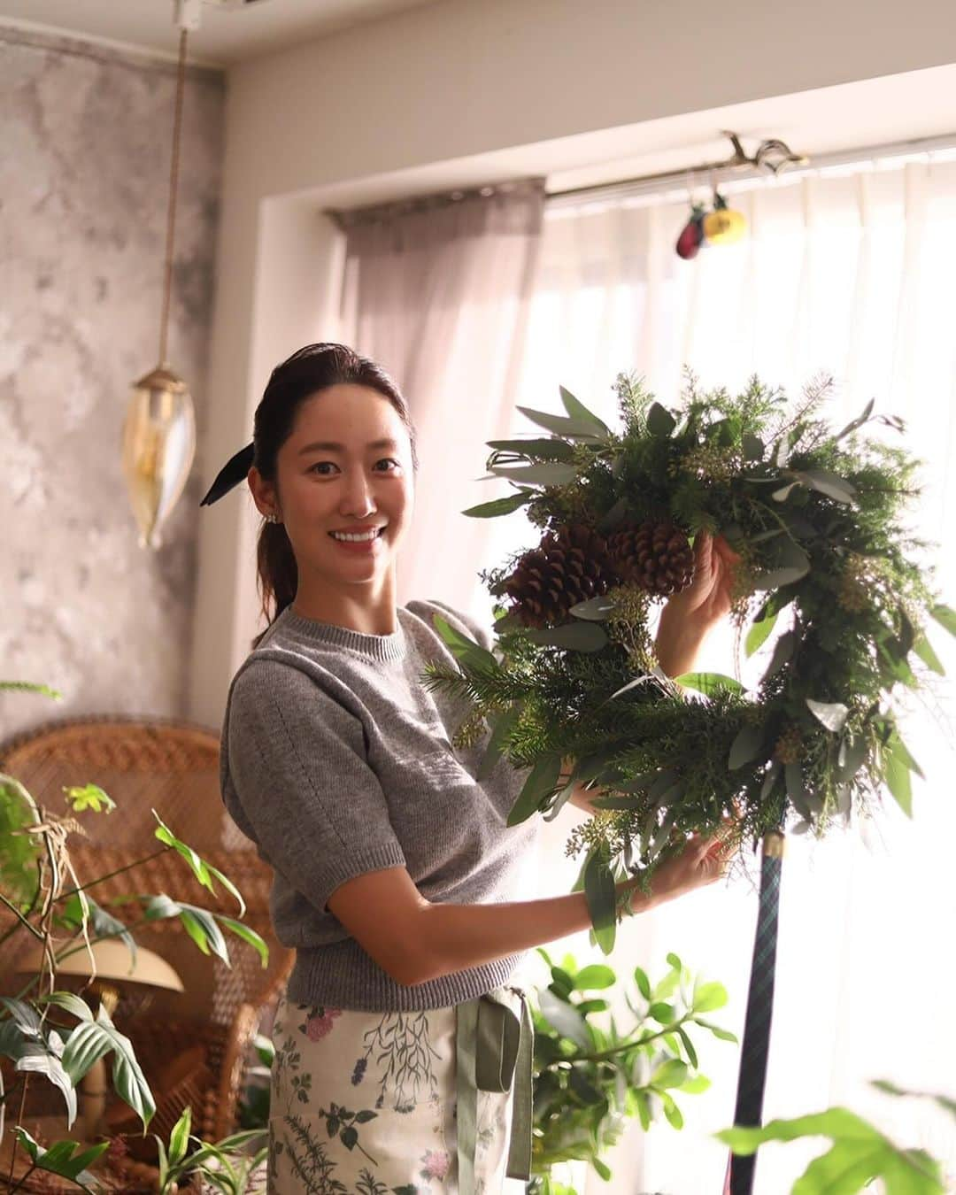 チョン・ヘビンのインスタグラム：「크리스마스 리스 만들기🎄  #힐링타임🌿」