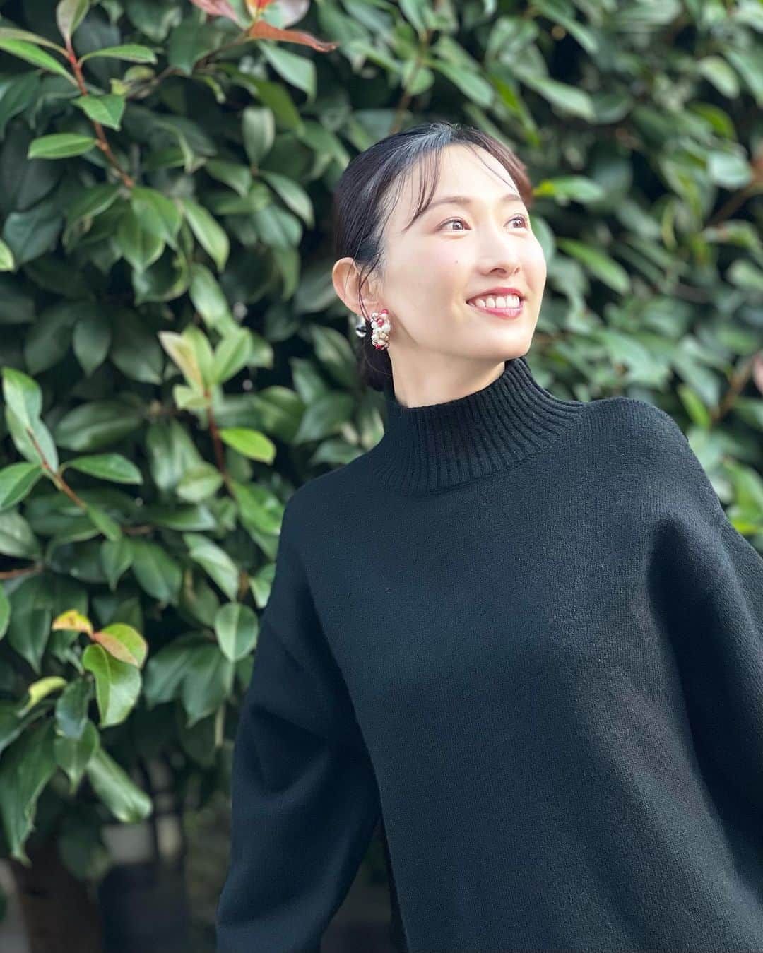 のインスタグラム：「. リースイヤリング🎄を 着けれる季節になりましたね✨ 耳元華やかになって気分が上がる✊😀  また近々， 新しいアイテムをお届けできると思います☺️ 楽しみにしててね✨ @_misakiofficial_   こんなの欲しい！ 使ってみてこうだった！みたいなのがあれば 気軽にコメント📝してね。  みりおん。 #週末急に寒いみたいよ #暖かくして過ごしましょ」