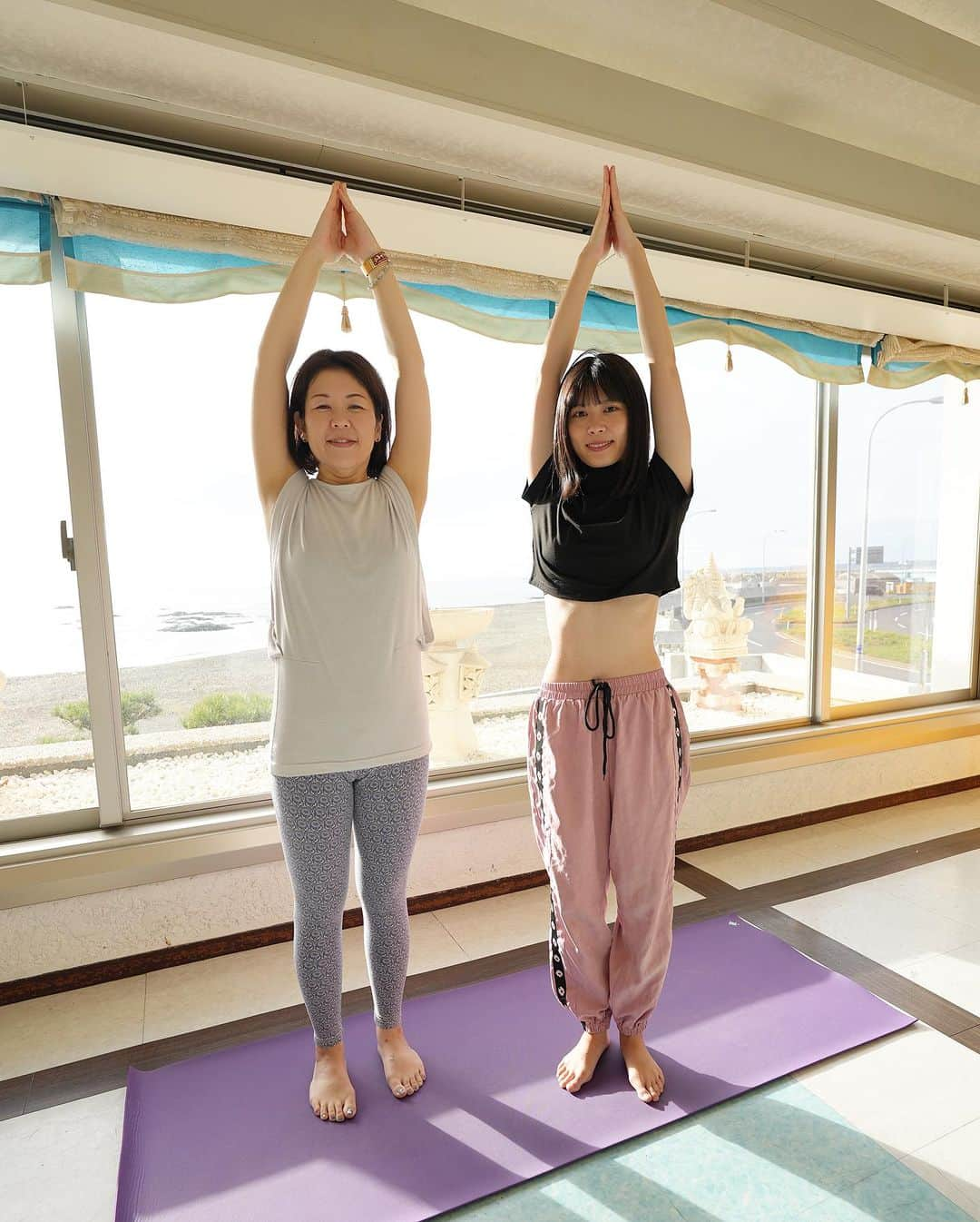 シュアン（施鈺萱）さんのインスタグラム写真 - (シュアン（施鈺萱）Instagram)「🌊⛩️ 這次來到茨城縣的大洗町⛩️⛩️ 以前主持動漫Live的時候就有聽過這個小鎮 動漫 #少女與戰車 的聖地！ 每個景點都可以看到不同的角色！ 這次就帶大家去看看大洗町的魅力💫  #茨城大洗天燈祭 在大洗町磯濱古墳群舉辦的茨城大洗町的天燈祭！ 跟台灣天燈很不一樣，是用飄在空中的天燈氣球🎈 現場的燈飾也佈置的超美超漂亮！ 一起把天燈放到空中的時候真的超美的！！ 大洗町夜晚的燈飾活動，預計每年會舉辦！ 來茨城的話可以來體驗看看🥰 這週11月10日〜11日18:00-21:00 #大洗町 #西福寺 還有一場燈飾活動！可以去看看喔🥳  #umesorare #umecafeWAON 日本第一家梅子專門店！ 喜歡吃梅子與日本的梅干的人不要錯過！！ 梅子專門店，可以吃到梅子蛋糕、梅子飲料等等，走路3分鐘的地方， 還有可以體驗手作梅酒與梅原汁🍹 不同的梅子與不同的糖、 梅酒的話加上不同的酒 創造自己獨一無二的梅酒與梅原汁☺️ 附贈密封瓶子🫙行李托運的話一定可以帶回台灣喔！  #umimachiterrace #腳踏車玩大洗 大洗車站旁邊就有一個觀光案內所 這裡可以租電動腳踏車玩大洗🚴 大洗的觀光地都很相近！ 10分鐘左右就可以到！ 沿著海岸道路，享受海風吹拂 真的很舒服！！推薦大家來這邊租腳踏車去玩💓💓 *因為拍照所以沒戴安全帽，要上路的話記得要戴安全帽喔！他們會提供！  #月之井酒造 茨城大洗的日本酒造！ 這次特別讓我參觀製造日本酒的地方， 很特別的是，這裡會邊唱歌邊讓酒母發酵🎵 原因不是為了表演，而是讓每個酒母攪拌的次數、節奏是一樣的，喝起來才是一樣的味道！ 第八代酒造代表—坂本先生也很有想法 其他酒造都會開空調調整溫度，以確保味道統一 但坂本先生不這樣做，隨著每年不同氣候， 日本酒也有不同味道， 日本酒也獲得法國等冠軍🏆來大洗必來喝這邊的日本酒🍶  #AQUAWORLD #大洗水族館 適合親子、情侶、好友來玩的觀光地！ 這裡更是有日本第一鯊魚種類最多的水族館！60種鯊魚🦈（全世界有600多種的鯊魚） 提前預約還可以參觀飼養員的幕後tour、餵企鵝🐧、跟海獅握手🤝 海獅秀與海豚秀也超可愛🥰大噴水花好High😆🌊  #大洗飯店 #瑜珈體驗 CP值超高的飯店！ 依房間不同可以看到海的房間🌊 晚餐更是豪華！！ 螃蟹、海鮮、壽司、牛肉鍋、啤酒、日本酒等等吃到飽、喝到飽！🦀🍣🐟 超滿足的🥰🥰🥰 早上還可以邊看海邊體驗瑜珈🧘‍♀️ 早上拉拉筋、舒展一下身子也能讓接下來的旅途更有活力喔🫶  瑜珈體驗：每週日7:00-8:00  參加費：1500日幣  #大洗磯前神社⛩️ 神聖神秘的神社 在海上的礁岩上有著鳥居⛩️ 是大洗最近爆紅的觀光景點🌊 有體力的話可以住在大洗飯店，早上早起去看日出🌅的鳥居 超美！！！  #大洗Marintower 眺望大洗小鎮的景點！ 二樓還有少女與戰車的咖啡店☕️  #螃蟹可麗餅 滿滿的螃蟹塞在小小的可麗餅！ 咬下一口好驚訝！！ 好好吃！也是大洗很有人氣的便當店！  #トラットリアJマリーナ 大洗的義大利餐廳！ 大洗有名的鮟鱇魚結合義式義大利番茄湯麵 午餐還有沙拉、湯品、甜點吃個飽🍝  #味の店たかはし ajinomisetakahashi 大洗名物 みつだんご　mitsu糰子🍡 大洗名物！當地的日式點心 一串竟然才70日幣！！！ 超便宜！又好吃！！  味處大森 可以吃到大洗有名的鰯-沙丁魚！ 沙丁魚生魚片、日式料理！好吃😋  從東京過去只要1個小時40分鐘的大洗 靠近海邊又有好吃的海鮮 寧靜的小鎮等你來玩🥰  @oaraitourist @oarai_umimachi ——————————  #大洗 #うみまちテラス #あんこう鍋 #月の井酒造店 #UmeSonareoarai #大洗ホテル #磯浜古墳群 #ライトアップイベント #ヨガ #大洗磯前神社 #アクアワールド茨城県大洗水族館 #サイクリング」11月8日 19時15分 - ts_hsuan