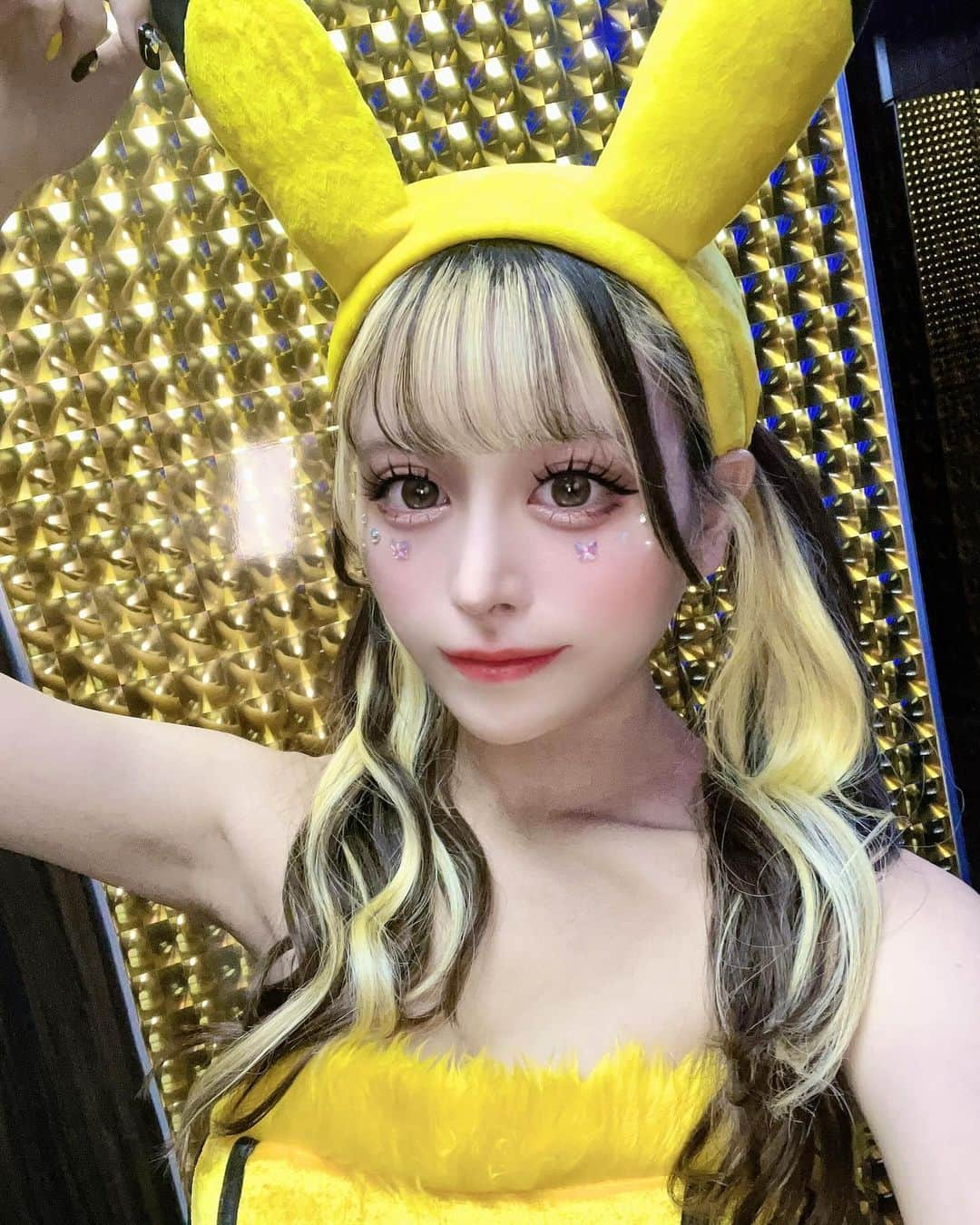 りこぴんのインスタグラム：「ツインテールで無いと、ピカチュウとは言えない💛  次いつピカチュウ着れるかな？🥹💖  #コスプレ女子 #ポートレート #ピカチュウ #ポケモン#ピカチュウコスプレ #ハロウィンコスプレ #ハロウィン仮装 #ギャル #エクステ #インナーイエロー #ツインテール #cosplay #catcostume #halloweencostume #りこぴん組 #朋友 #皮卡丘 #宝可梦 #coser」