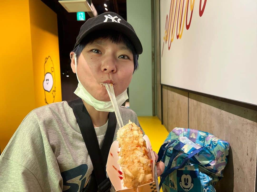 あこさんのインスタグラム写真 - (あこInstagram)「夏に食べた渋谷にあるハッドグのお店！いつ食べても美味しいチーズハッドグ🫶🏻チーズを伸ばすのがまず楽しいから美味しさが倍増する。そしてもちもちの生地にお砂糖をたっぷりつけてケチャップとマスタードも多めにかけて食べるのが好き。アメリカンハットグいっぱい食べたい🥹  #ハットグ #チーズハットグ #渋谷グルメ #双子 #はらぺこツインズ #大食い女子 #먹방 #대식가 #먹팔  #먹스타그램 #大胃王 #モッパン #ความตะกละ #Ham ăn #Gula」11月8日 19時24分 - harapeko__ako