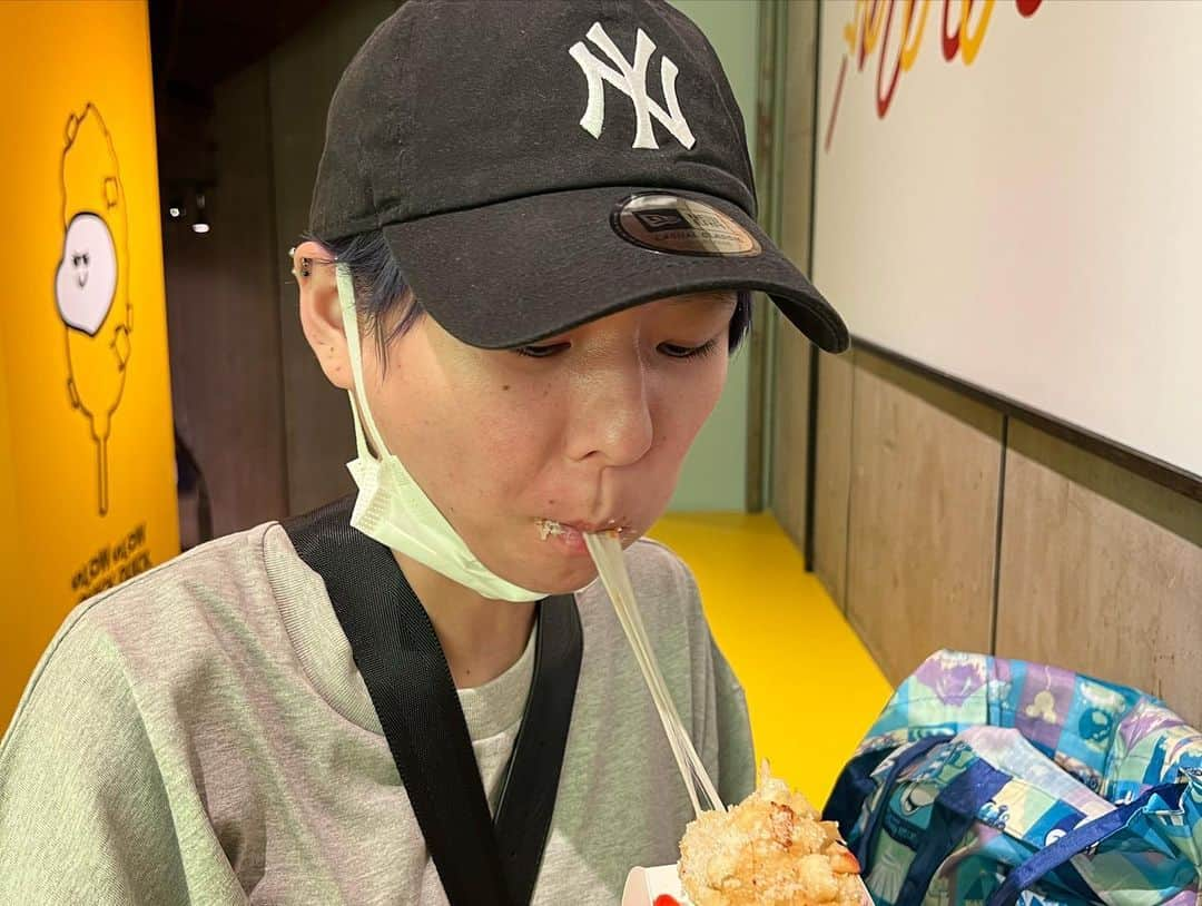 あこさんのインスタグラム写真 - (あこInstagram)「夏に食べた渋谷にあるハッドグのお店！いつ食べても美味しいチーズハッドグ🫶🏻チーズを伸ばすのがまず楽しいから美味しさが倍増する。そしてもちもちの生地にお砂糖をたっぷりつけてケチャップとマスタードも多めにかけて食べるのが好き。アメリカンハットグいっぱい食べたい🥹  #ハットグ #チーズハットグ #渋谷グルメ #双子 #はらぺこツインズ #大食い女子 #먹방 #대식가 #먹팔  #먹스타그램 #大胃王 #モッパン #ความตะกละ #Ham ăn #Gula」11月8日 19時24分 - harapeko__ako