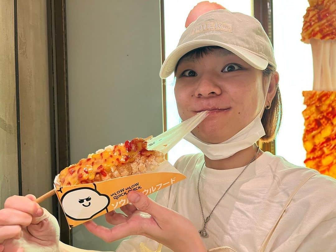 あこさんのインスタグラム写真 - (あこInstagram)「夏に食べた渋谷にあるハッドグのお店！いつ食べても美味しいチーズハッドグ🫶🏻チーズを伸ばすのがまず楽しいから美味しさが倍増する。そしてもちもちの生地にお砂糖をたっぷりつけてケチャップとマスタードも多めにかけて食べるのが好き。アメリカンハットグいっぱい食べたい🥹  #ハットグ #チーズハットグ #渋谷グルメ #双子 #はらぺこツインズ #大食い女子 #먹방 #대식가 #먹팔  #먹스타그램 #大胃王 #モッパン #ความตะกละ #Ham ăn #Gula」11月8日 19時24分 - harapeko__ako