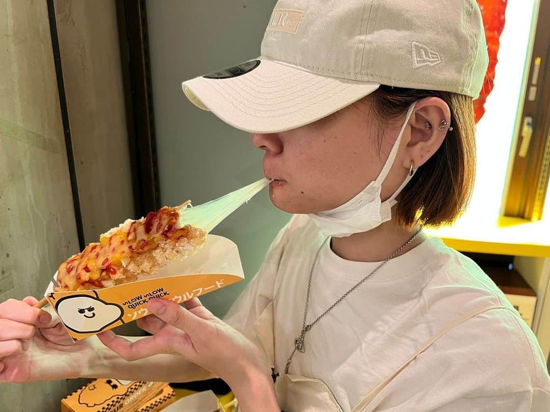 あこのインスタグラム：「夏に食べた渋谷にあるハッドグのお店！いつ食べても美味しいチーズハッドグ🫶🏻チーズを伸ばすのがまず楽しいから美味しさが倍増する。そしてもちもちの生地にお砂糖をたっぷりつけてケチャップとマスタードも多めにかけて食べるのが好き。アメリカンハットグいっぱい食べたい🥹  #ハットグ #チーズハットグ #渋谷グルメ #双子 #はらぺこツインズ #大食い女子 #먹방 #대식가 #먹팔  #먹스타그램 #大胃王 #モッパン #ความตะกละ #Ham ăn #Gula」