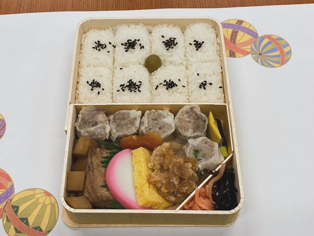 前原誠司さんのインスタグラム写真 - (前原誠司Instagram)「今日のお昼は議員会館の自室で、スタッフが買ってくれた崎陽軒の「シュウマイ弁当」をいただきました。私、このお弁当、好きなんです。嬉しかった〜。ご馳走様でした。（誠）＃まえはランチ」11月8日 19時19分 - seiji_maehara.official