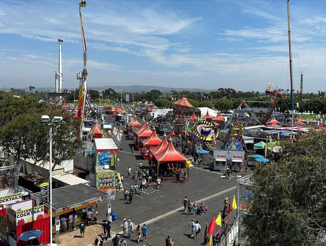 関根ささらさんのインスタグラム写真 - (関根ささらInstagram)「#OCfair に行った時の写真♡  #carnival に行ったのは初めてで、全てに感動！！🎡 想像の10倍盛り上がってました！！👏🎈  この写真に写ってる"全てのもの"が特設なの、凄くないですか…？ #OCフェア のために一ヶ月限定で建てられているそう…！ (観覧車一台は元々あったと友達が言ってた気がする！この日は3台ありまさた🥹🥹👏) . . . . #marvel も #DC もごちゃ混ぜになってた #playground があったよ♡ 子供向けだったので建物の前で写真だけ撮った💫 . . . . #orangecounty #オレンジカウンティ #la留学 #ロサンゼルス留学 #カリフォルニア #california #サンタモニカ留学 #ロサンゼルス #ロサンゼルス旅行 #ロサンゼルス観光 #losangeles #orangecountyca #costamesa #コスタメサ」11月8日 19時19分 - sasarasekine