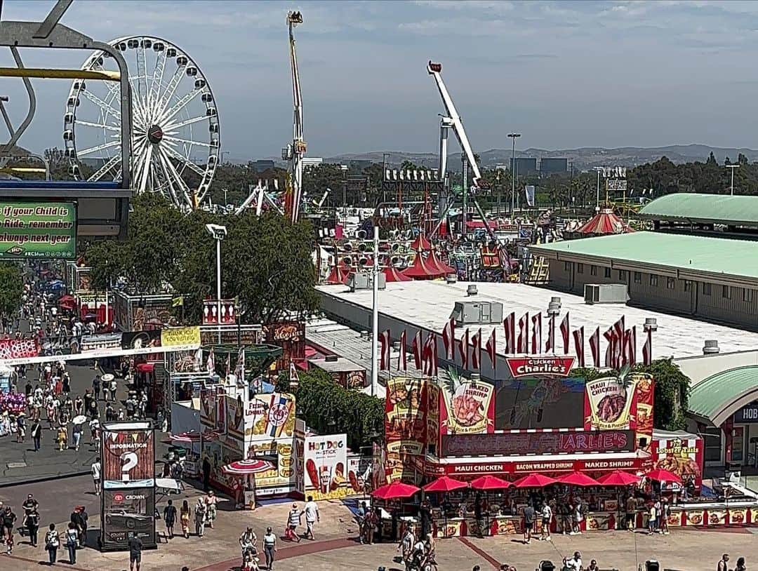 関根ささらさんのインスタグラム写真 - (関根ささらInstagram)「#OCfair に行った時の写真♡  #carnival に行ったのは初めてで、全てに感動！！🎡 想像の10倍盛り上がってました！！👏🎈  この写真に写ってる"全てのもの"が特設なの、凄くないですか…？ #OCフェア のために一ヶ月限定で建てられているそう…！ (観覧車一台は元々あったと友達が言ってた気がする！この日は3台ありまさた🥹🥹👏) . . . . #marvel も #DC もごちゃ混ぜになってた #playground があったよ♡ 子供向けだったので建物の前で写真だけ撮った💫 . . . . #orangecounty #オレンジカウンティ #la留学 #ロサンゼルス留学 #カリフォルニア #california #サンタモニカ留学 #ロサンゼルス #ロサンゼルス旅行 #ロサンゼルス観光 #losangeles #orangecountyca #costamesa #コスタメサ」11月8日 19時19分 - sasarasekine