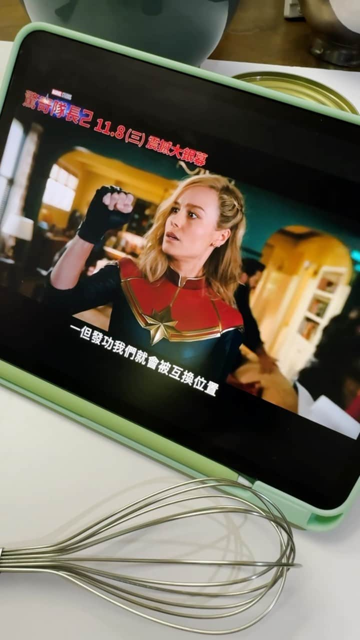 阿部マリアのインスタグラム：「請問「能量纏結」是什麼？ 我很愛 Marvel 電影裡 不可思議又很好看的設定🪐 這次的 #驚奇隊長2 是三個女英雄 會瞬間移動互換？！太期待了🔥  身為 Marvel 迷 當然也有當英雄夢的😎 在看電影前先看一下 揪我們公司的人一起拍的 保生路驚奇隊長2（？） 希望大家喜歡哈哈哈  還有 Marvel電影的彩蛋也很期待！ 那我們就看完電影再聊吧✌🏻❤️🔥」