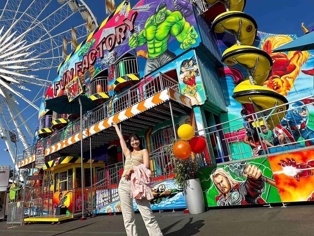 関根ささらのインスタグラム：「#OCfair に行った時の写真♡  #carnival に行ったのは初めてで、全てに感動！！🎡 想像の10倍盛り上がってました！！👏🎈  この写真に写ってる"全てのもの"が特設なの、凄くないですか…？ #OCフェア のために一ヶ月限定で建てられているそう…！ (観覧車一台は元々あったと友達が言ってた気がする！この日は3台ありまさた🥹🥹👏) . . . . #marvel も #DC もごちゃ混ぜになってた #playground があったよ♡ 子供向けだったので建物の前で写真だけ撮った💫 . . . . #orangecounty #オレンジカウンティ #la留学 #ロサンゼルス留学 #カリフォルニア #california #サンタモニカ留学 #ロサンゼルス #ロサンゼルス旅行 #ロサンゼルス観光 #losangeles #orangecountyca #costamesa #コスタメサ」