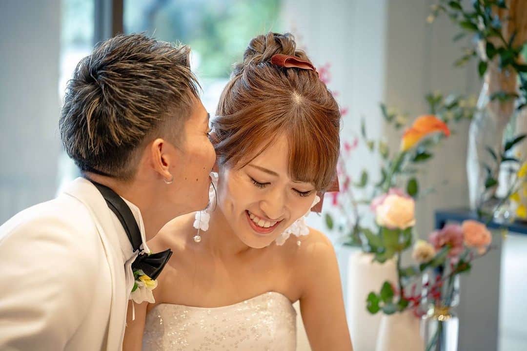 結婚式場 ヒルズスィーツ宇都宮ブリーズテラスのインスタグラム：「どこからみても 可愛いヘアスタイル♡  秋らしくベロアのリボンに 大きめピアス♡  アップヘアにぴったりですね  ____  新郎新婦のリアルなお声や こだわりポイントなどを 公式HPに掲載しております  ヒルズスィーツのTOPページより ぜひご覧くださいませ♡ @hillssweets_wedding  ___  #プレ花嫁 #結婚式 #日本中のプレ花嫁さんと繋がりたい #ウエディング #結婚式場 #全国のプレ花嫁さんと繋がりたい #結婚式場 #wedding #フィオーレビアンカ #fiorebianca #宇都宮結婚式場 #栃木結婚式場 #ヒルズスィーツ宇都宮ブリーズテラス #ヒルズ #花嫁ヘア」