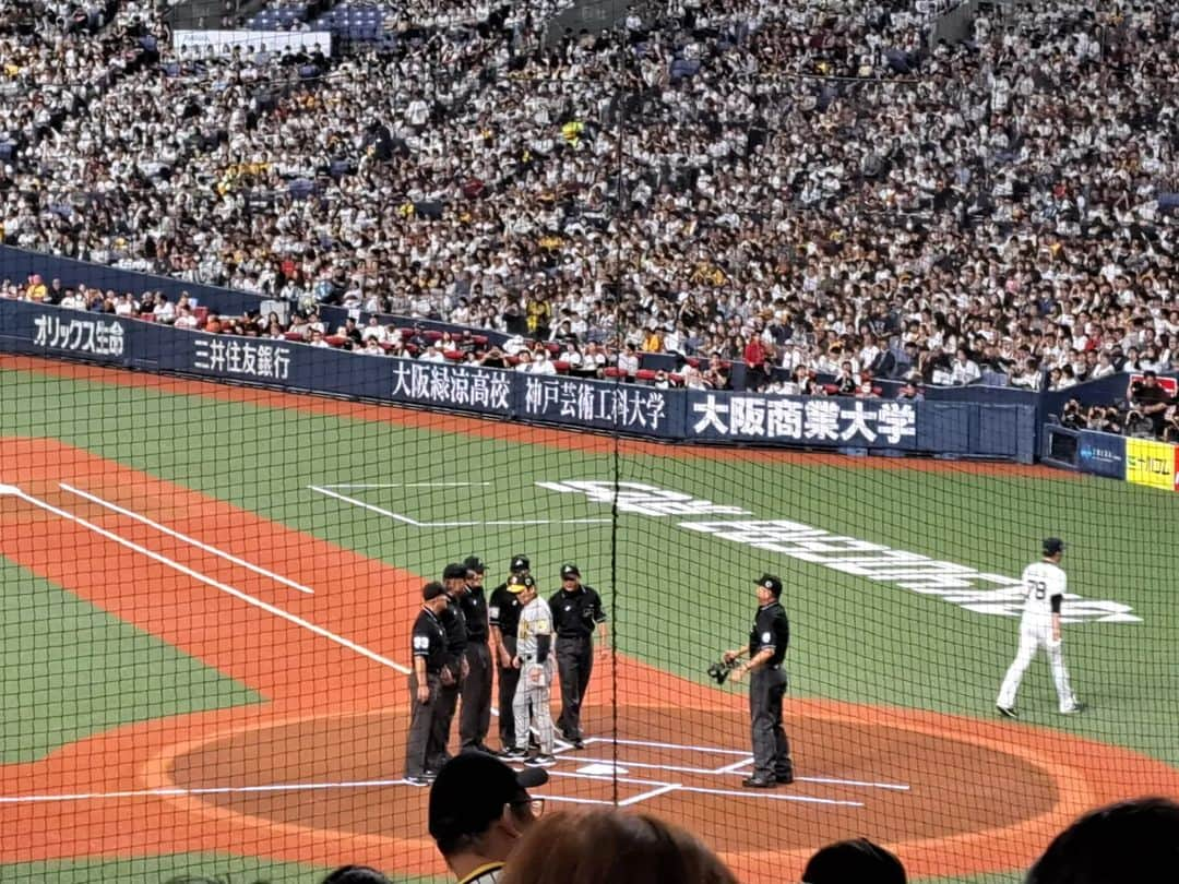 川原ちかよさんのインスタグラム写真 - (川原ちかよInstagram)「阪神タイガース🐯が38年ぶりに日本一になった日②  第7戦はない可能性も高かったから、 始球式とかもなく。 スターティングメンバーの発表です‼️ と大いに盛り上がったところで、 「試合開始まで今しばらくらお待ちください。」 ま、しゃーないんやけど、 なんとなく"間"がね😅 トラッキーやみどすけも、 そないにやることもないし。 「もう始めたらええやーん」と言いながら(笑) 待ってました。  とは言え、いよいよ始まるとなると、 ぐぐっと緊張感高まる‼️  阪神とオリックス。 共に先発、中継ぎともピッチャーはいいし、 似たチームではあるけれど。 先発投手は、オリックスの方が揃ってる？？ しかもこの日のオリックスは、 第2戦めでやられてる宮城投手。 阪神は、日本シリーズ初登板。 開幕投手とは言え、 今年はピリッとしなかった青柳投手。  ごめんやで、青柳。 私は、ちょっと心配してたから、 出てきた青柳に、ひたすら、 「頼む！頑張って！ マジで、ほんま、頑張って！」と 心の中で叫んでました。  でも、そんな心配なかった。 青柳ーーーーーー！！！！  #阪神タイガース #日本シリーズ #アレのアレ」11月8日 19時21分 - chikayo_baby