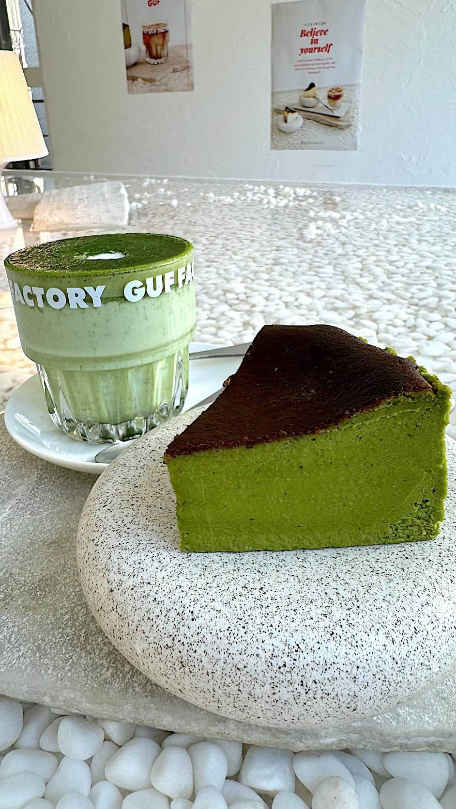 はなとものインスタグラム：「. . . 【 #guftokyo @guf.tokyo 】  ☑︎ 抹茶バスクチーズケーキ ¥850  ☑︎ チョコレートバスクチーズケーキ¥850 ︎ ☑︎ リングラテ抹茶 only HOT ¥750 ☑︎ リングラテチョコ only HOT ¥750 ※お一人様 ケーキとドリンクの注文  新大久保で大人気の韓国風カフェ🇰🇷  このお店の特徴は水を張った大きなテーブルがあること。 ケーキやドリンクが水面に浮かび、 今話題の映えスポットとして新大久保で大人気！  今回は2種類のバスクチーズケーキをオーダー！  抹茶バスクは生チョコのよう濃厚さ！ とろっとろの食感でこれはヤミツキになる！  チョコバスクは濃厚かつクリーミー！ 個人的には抹茶よりチョコの方が好みだったね。  ドリンクはビジュアルに惹かれて リングラテ抹茶を注文したけど、 さっぱり系の方が良かったと後悔。  ドリンクはレモンエイドを頼んでいる方が多かったね。  平日のお昼ごろに行ったら1組のみの入店。 すんなり窓側の席に座れたよ。  ケーキやドリンクが水面に浮かぶ新感覚のカフェ、 ぜひ行ってみてね！  ▼エリア検索 ↪︎ #はなとも新大久保  ✴︎———✴︎———✴︎—✴︎ Shop Info ✴︎—✴︎———✴︎———✴︎ 🏠 GUF TOKYO 📍 東京都新宿区大久保1-16-19-2F ⏰ ‬11:00～20:00 ‪☎️ 不明  ㊡  不明 🚞 新大久保駅から徒歩4分 ✴︎———✴︎———✴︎———✴︎———✴︎———✴︎———✴︎———✴︎  #東京カフェ #東京スイーツ #チーズケーキ #新大久保スイーツ #新大久保カフェ  #抹茶スイーツ #抹茶ケーキ #バスクチーズケーキ #抹茶チーズケーキ #抹茶バスクチーズケーキ #抹茶控 #抹茶蛋糕 #東京美食 #日本甜點 #matchasweets #matchacake #tokyocafe #japanesefood #Japanesesweets」