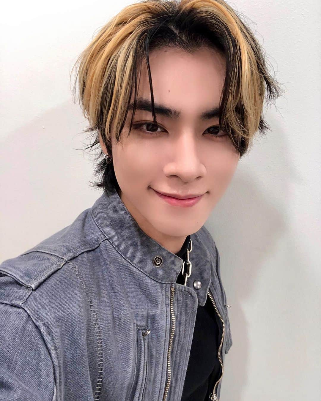 Way Vさんのインスタグラム写真 - (Way VInstagram)「🦕💛  #쇼챔피언 #XIAOJUN #肖俊 #샤오쥔 #WayV #威神V #OnMyYouth #遗憾效应 #WayV_OnMyYouth  #WayV_OnMyYouth_遗憾效应」11月8日 19時32分 - wayvofficial