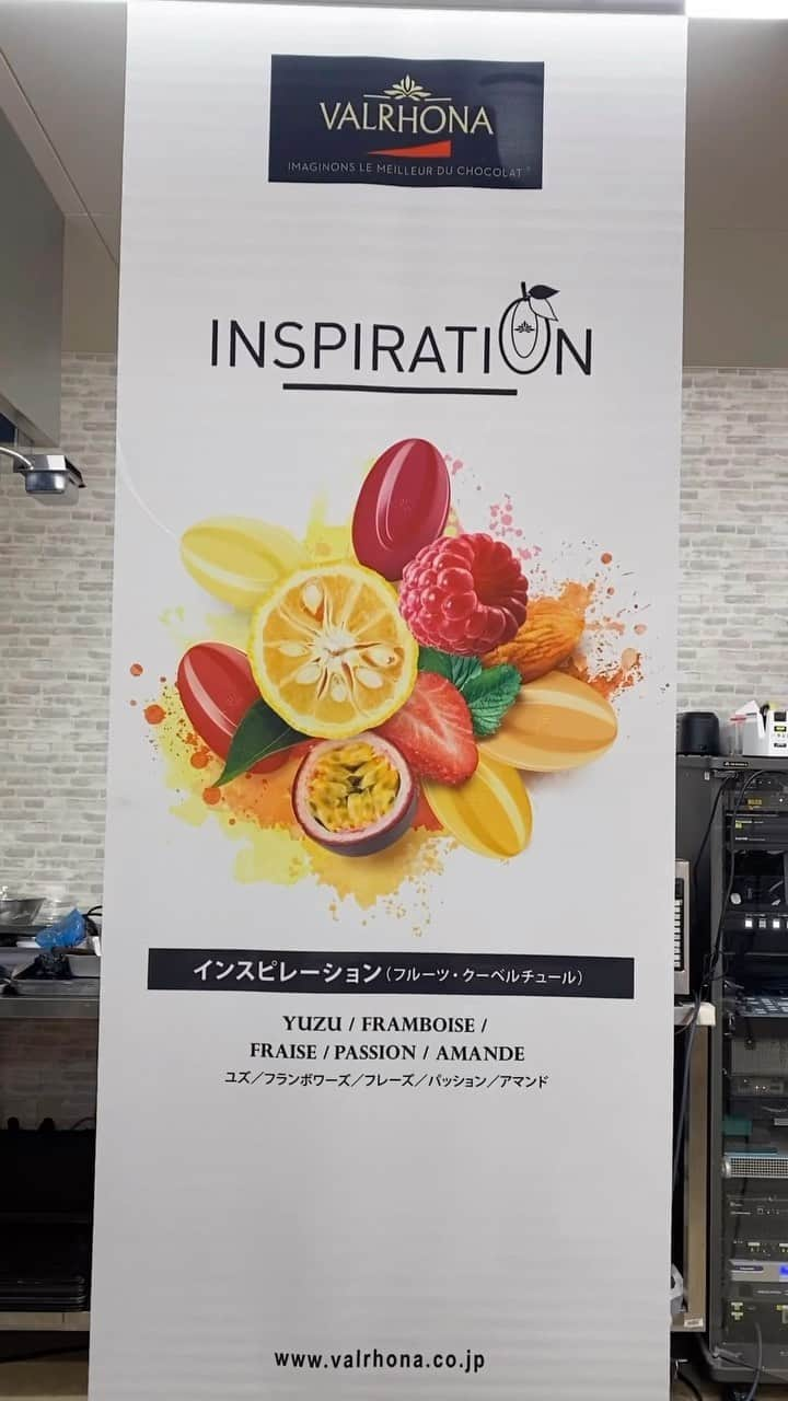 札幌ベルエポック製菓調理専門学校【公式】のインスタグラム：「🇫🇷ヴァローナ特別実習🇫🇷  今年もこの季節がやってまいりました🤗  パティシエ科2年生 憧れの一流海外ブランドから学ぶ、ベルだけの! 特別プログラム✨  講師は、札幌ベルの卒業生で 現在はヴァローナ・ジャポンで活躍されています。  今回は、チョコレートのピエスモンテ(大型の装飾菓子)とボンボンショコラを作りましたー♪  Q,安西さんの進路選び・パティシエを志したきっかけは？ A,消防士→深海魚に関わる仕事→パティシエ ベルに入学した理由は自宅から近かったから。  高校生の頃は、バスケットボール好きでケーキ食べるの好き程度だったと話してくれました。  今では世界で活躍するパティシエに✨  #札幌ベルエポック製菓調理専門学校 #製菓 #製菓実習 #お菓子 #お菓子作り記録 #実習 #お菓子作り好きなひと繋がりたい #スイーツ部 #お菓子作り記録 #専門学校 #専門学生 #製菓専門学校 #お菓子づくり #調理師 #料理人 #パティシエ #ヴァローナ #チョコレート #ショコラ ＃ショコラティエ #ボンボンショコラ」