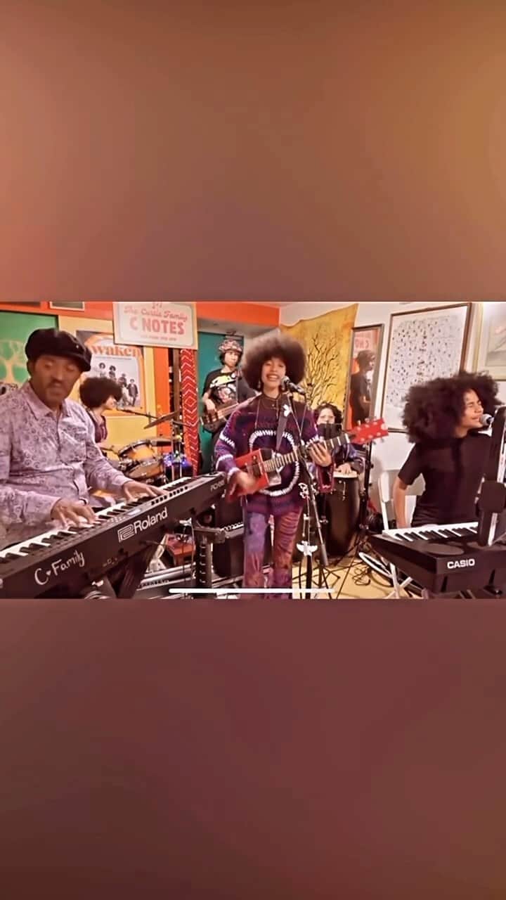 クエストラブのインスタグラム：「Man, all the musical families of IG are killin this week. You peep this yet @wyanna?   I love @thecurtisfamilycnotes 💜」