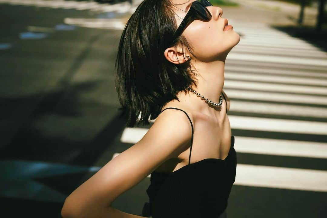 糸原美波のインスタグラム：「𝑆ℎ𝑜𝑜𝑡𝑖𝑛𝑔 🕶️  とても好きな雰囲気の撮影でした。 ありがとうございました ︎❤︎  camera @u._____08  hair make @haruna__yamaguchi  stylist @eririn.grm   #ショート #ショートヘア #ボブ #ミニボブ #サングラス」