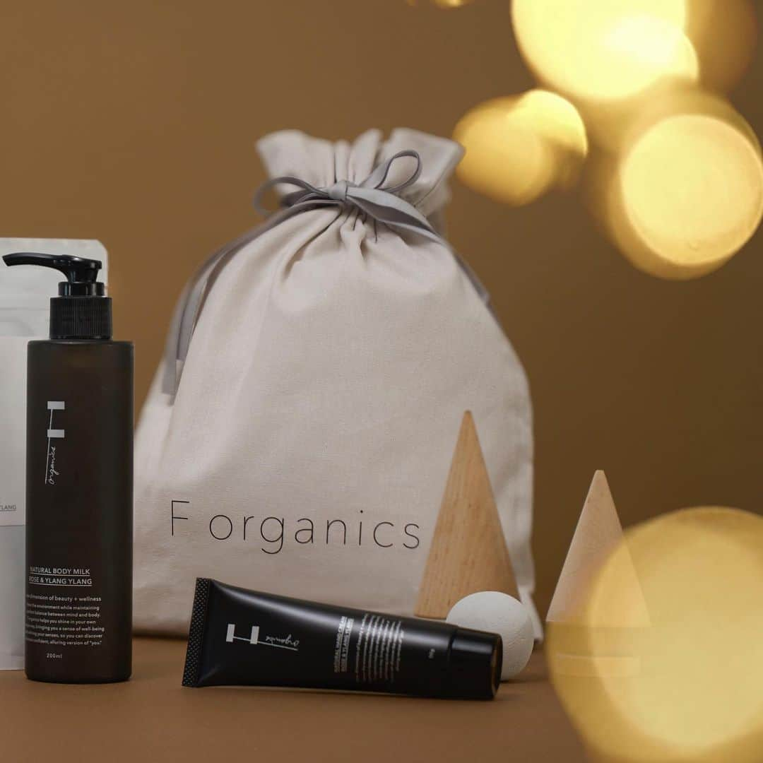 forganicsのインスタグラム：「Winter Gift for you  F organics・O by Fがこの冬おすすめしたい 大切なあの人へ。 友人・同僚、家族・お世話になった方に 想いを詰め込んだウィンターギフトをご紹介。  公式ウェブストアにておすすめのギフト特集を公開しております。 ブランドチームが乾燥が気になるこの時期におすすめなエッフェアイテムを厳選。 大切な方へ贈るギフトや頑張っている自分へのご褒美にぜひ参考にしてみてください。  公式ウェブストアのみで購入できるオリジナルギフトバッグもぜひチェック✨  #forganics #エッフェオーガニック #ウインターギフト #ギフト #ホリデー #ホリデーギフト #クリスマス #保湿 #乾燥 #ボディケア #ヘアケア #スキンケア」