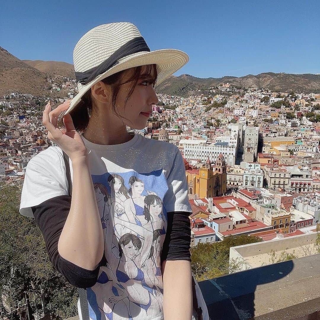 つばさ舞のインスタグラム：「. つばさ舞のメキシコ旅行✈️🇲🇽 . 携帯の調子悪くて、 SNS更新できなかったけど… 写真は沢山撮ったよ📸 . メキシコで最も美しい街！ 世界遺産のグアナファトを一望🥰✨ . リメンバー・ミーにも出てた、 ピピラの丘‼️ . . . . . . . . #つばさ舞#AV女優 #1人旅女子  #メキシコ旅行 #メキシコ #グアナファト #ピピラの丘 #エイトマンプロダクション #Mexico#Guanajuato」