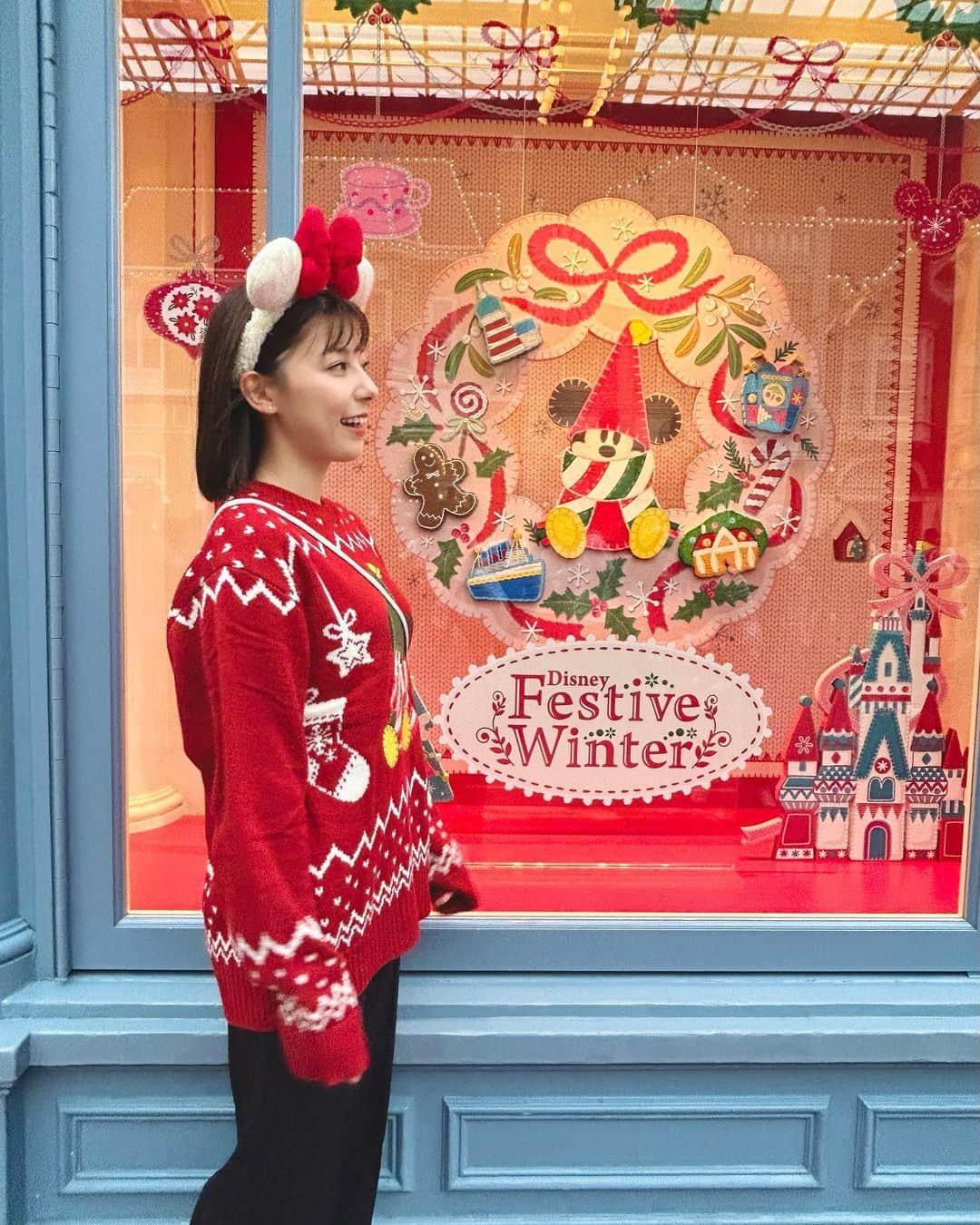 上村彩子さんのインスタグラム写真 - (上村彩子Instagram)「. ディズニークリスマスが今日からスタート。  今度プライベートで姪っ子(３歳)と 訪れる予定があるのですが、可愛い装飾や 大きくてキラキラしたツリーを初めて見た時に どんな反応をするのか今から楽しみです♡  リルリンリングッズ買ってあげよう〜！🤭  #tokyodisneyresort #disneychristmas  #ディズニークリスマス　#リルリンリン」11月8日 19時26分 - saekokamimura