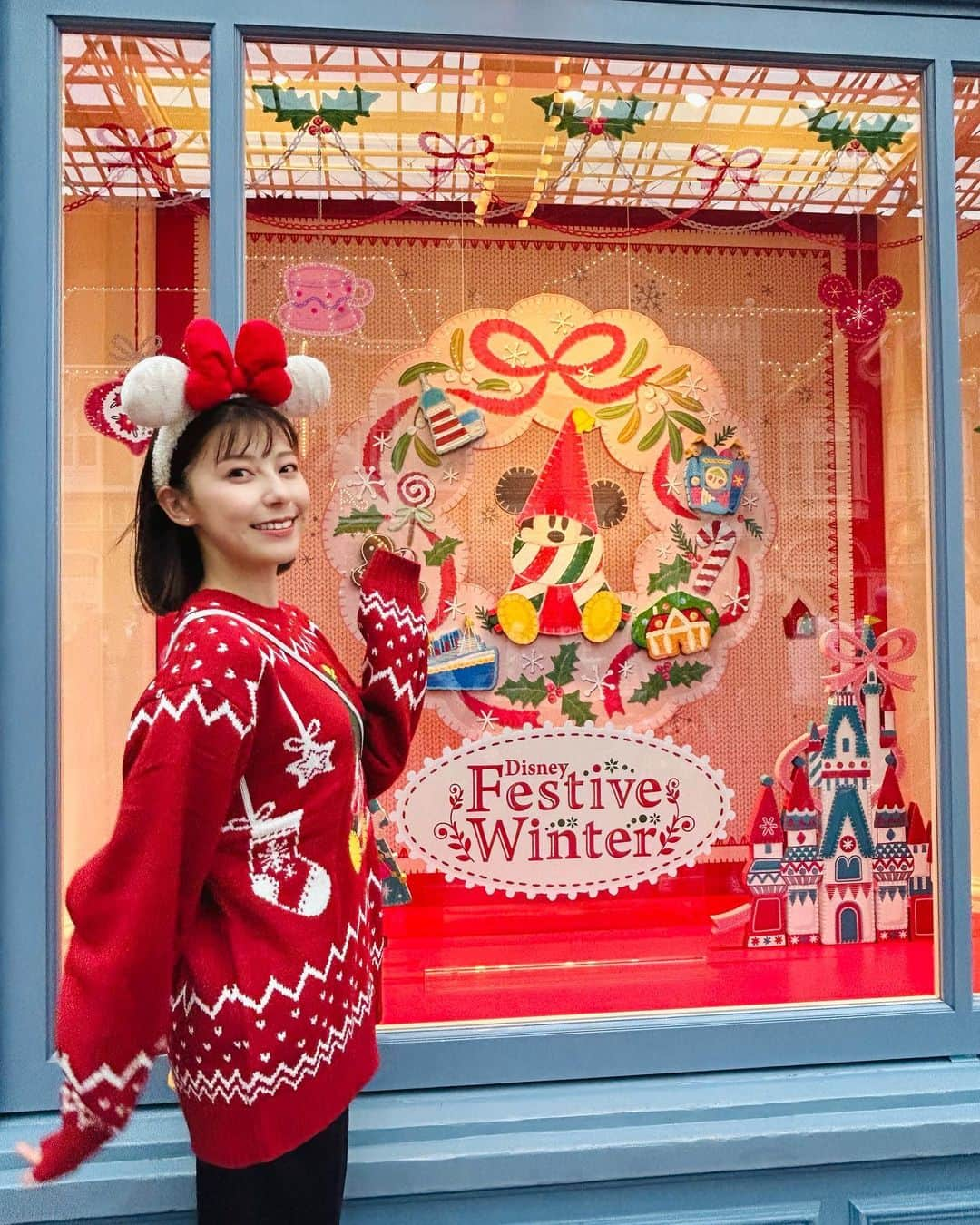 上村彩子のインスタグラム：「. ディズニークリスマスが今日からスタート。  今度プライベートで姪っ子(３歳)と 訪れる予定があるのですが、可愛い装飾や 大きくてキラキラしたツリーを初めて見た時に どんな反応をするのか今から楽しみです♡  リルリンリングッズ買ってあげよう〜！🤭  #tokyodisneyresort #disneychristmas  #ディズニークリスマス　#リルリンリン」