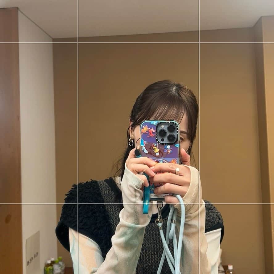 のインスタグラム：「髪の毛が黒かったり、金髪だったり。 時系列がバラバラ。 ユニバとディズニーの写真しかないのよ笑 撮影現場とかでも写真撮らなきゃね。」