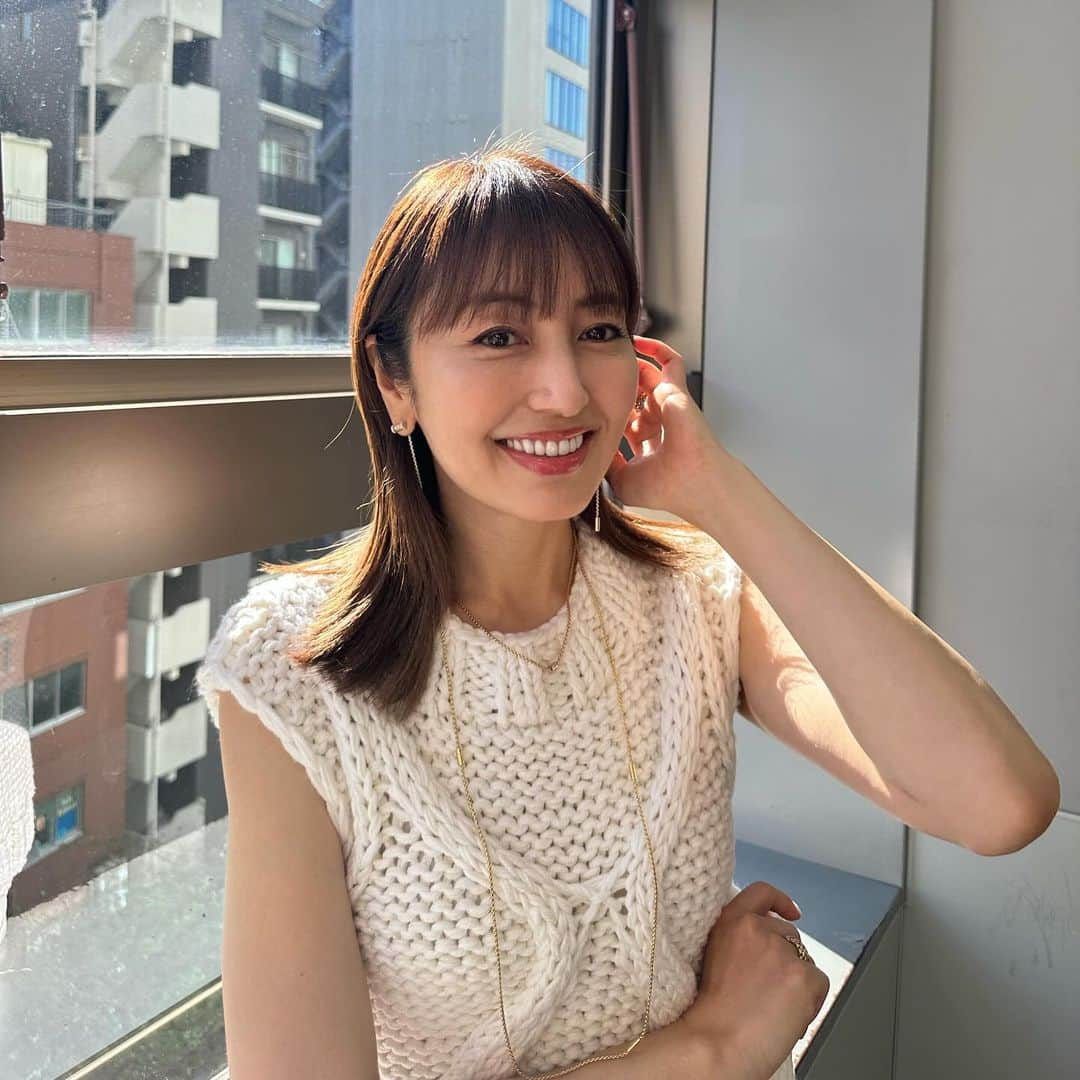 矢田亜希子のインスタグラム：「本日もラヴィット！ ありがとうございました‼︎ ノースリーブだけどニットでポカポカでした🫶 #ラヴィット#水曜日#tbs 衣装は トップス&パンツ @fabianafilippi @aoi.1961 ジュエリー @fope1929」