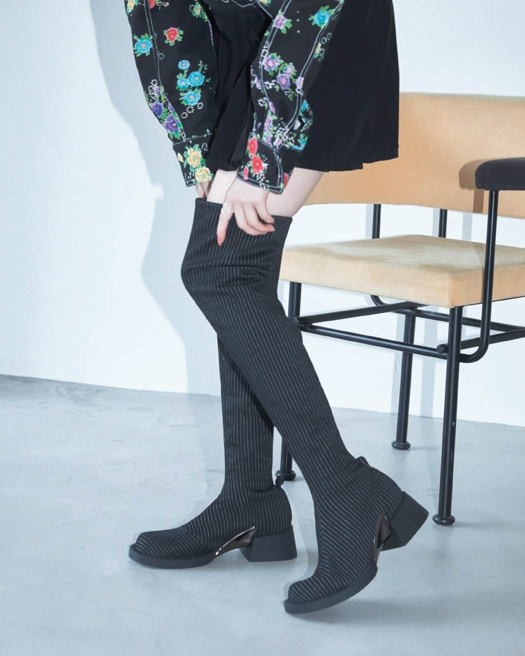 CHARLES & KEITH JAPAN CHARLES & KEITHのインスタグラム：「【WINTER 2023 with @kanakomomota_official】⁠ ぴったりと肌に沿うようなセカンドスキンフィットのサイハイブーツ。⁠ 目を引くアーチデザインのメタリックアクセントがさりげない輝きをプラス。⁠ ⁠ Devon デボン メタリックアクセントサイハイブーツ ⁠ (Article No. CK1-90920131)⁠ ⁠ #CharlesKeithFW23⁠ #チャールズアンドキース⁠ @nylonjapan⁠ ⁠ MODEL: KANAKO MOMOTA​⁠ PHOTOGRAPHY: SHOTARO YAMAGOE​⁠ STYLING: HIROMI NAKAMOTO(SIGNO)​⁠ HAIR&MAKEUP: HITOMI MATSUNO​⁠」