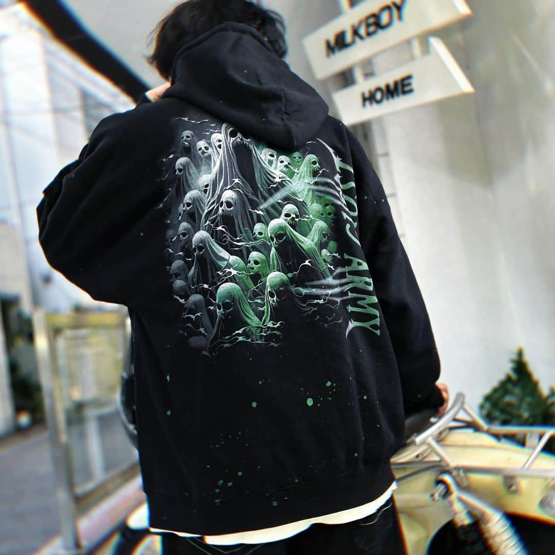 ミルクボーイのインスタグラム：「MILKBOY 2023 WINTER COLLECTION  GHOST HOODIE ¥20,900-. size:L/XL  "GHOST ARMY"シリーズより、インパクト抜群のプルオーバーフーディーが入荷しました👻⛓ 裏起毛素材の2サイズ展開。全体に飛び散ったインクのデザインも特徴です🎨  #milkboy」